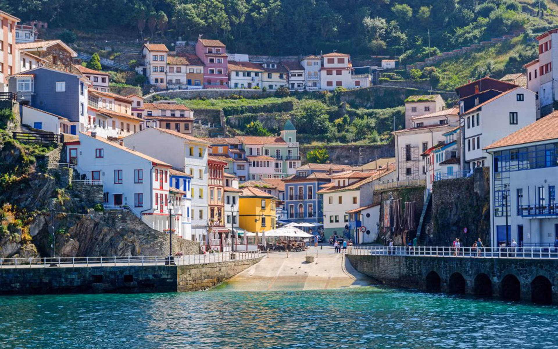 Thị trấn Cudillero, nằm cách thành phố Gijón 52 km về phía đông, là một trong những ngôi làng hút khách nhất Tây Ban Nha với những ngôi nhà màu sắc ôm lấy quảng trường Plaza de la Marina và những sườn dốc xanh mướt, nơi du khách có thể thoải mái ngồi thư giãn, tận hưởng gió biển và ngắm nhìn quang cảnh cảng quyến rũ. (Ảnh: Getty)