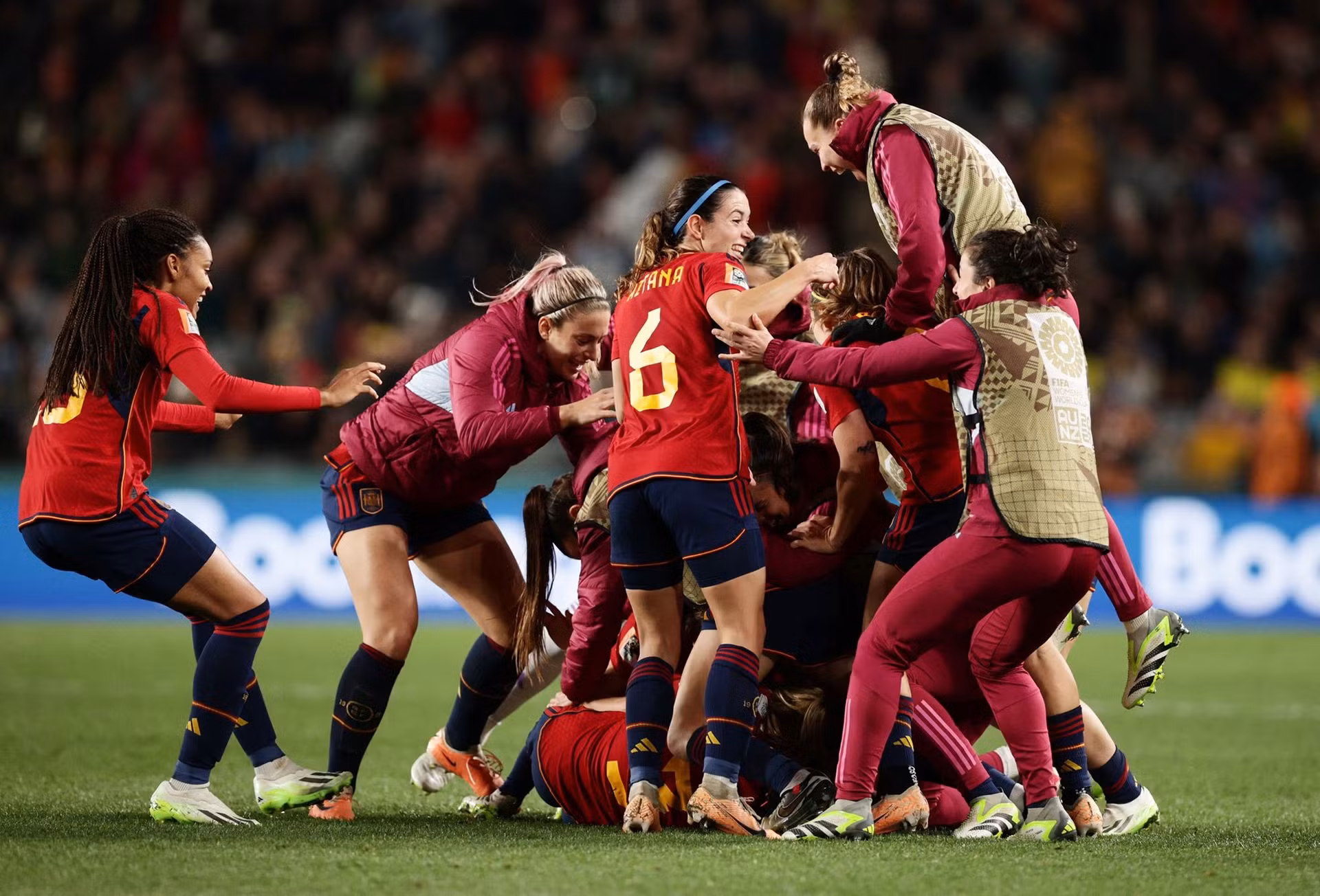 Các cầu thủ Tây Ban Nha ăn mừng chiến thắng. (Ảnh: Reuters)