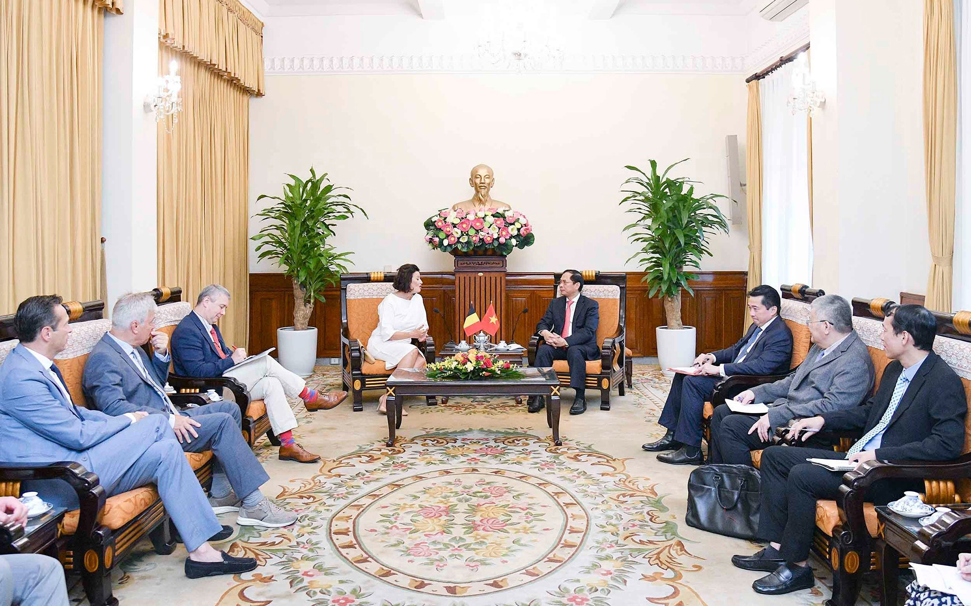 Quang cảnh buổi làm việc giữa Bộ trưởng Ngoại giao Bùi Thanh Sơn và Chủ tịch Thượng viện Vương quốc Bỉ Stephanie D’Hose tại Trụ sở Bộ Ngoại giao.