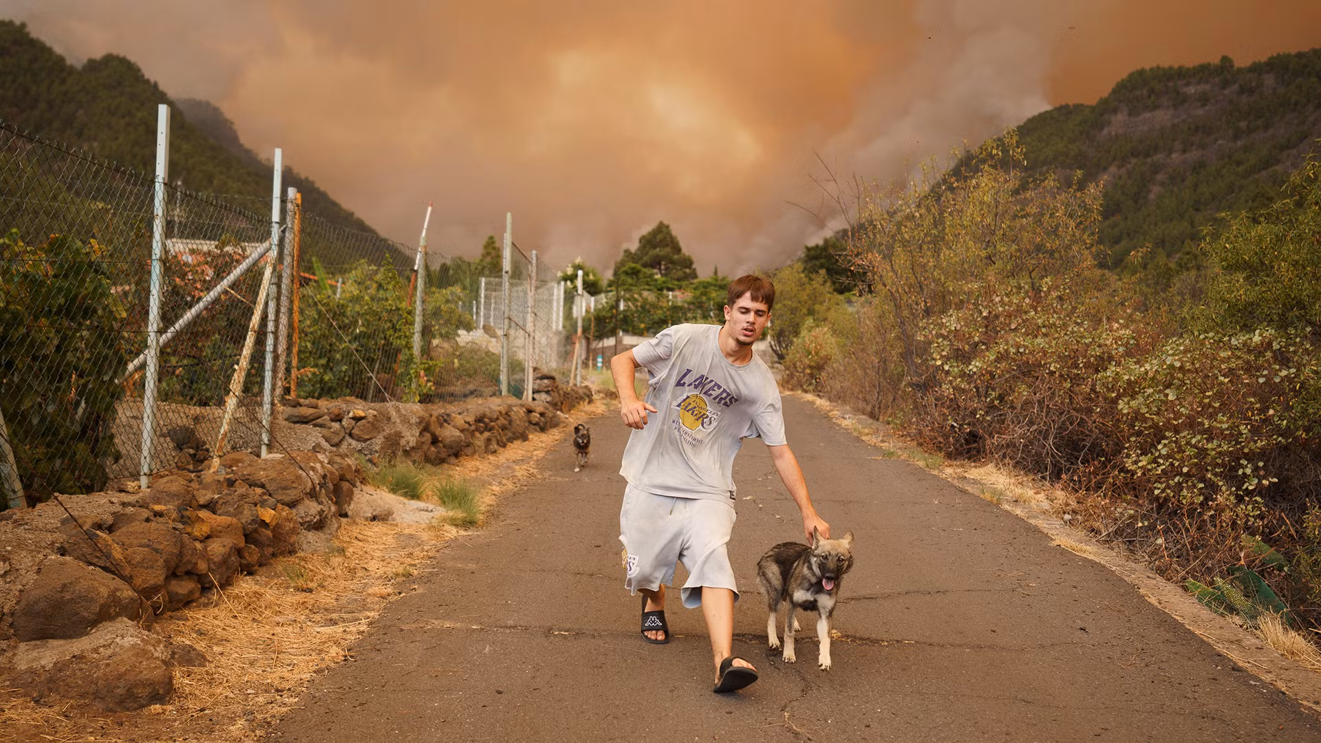 Người dân khẩn trương sơ tán khỏi khu vực nguy hiểm. (Ảnh: EFE)