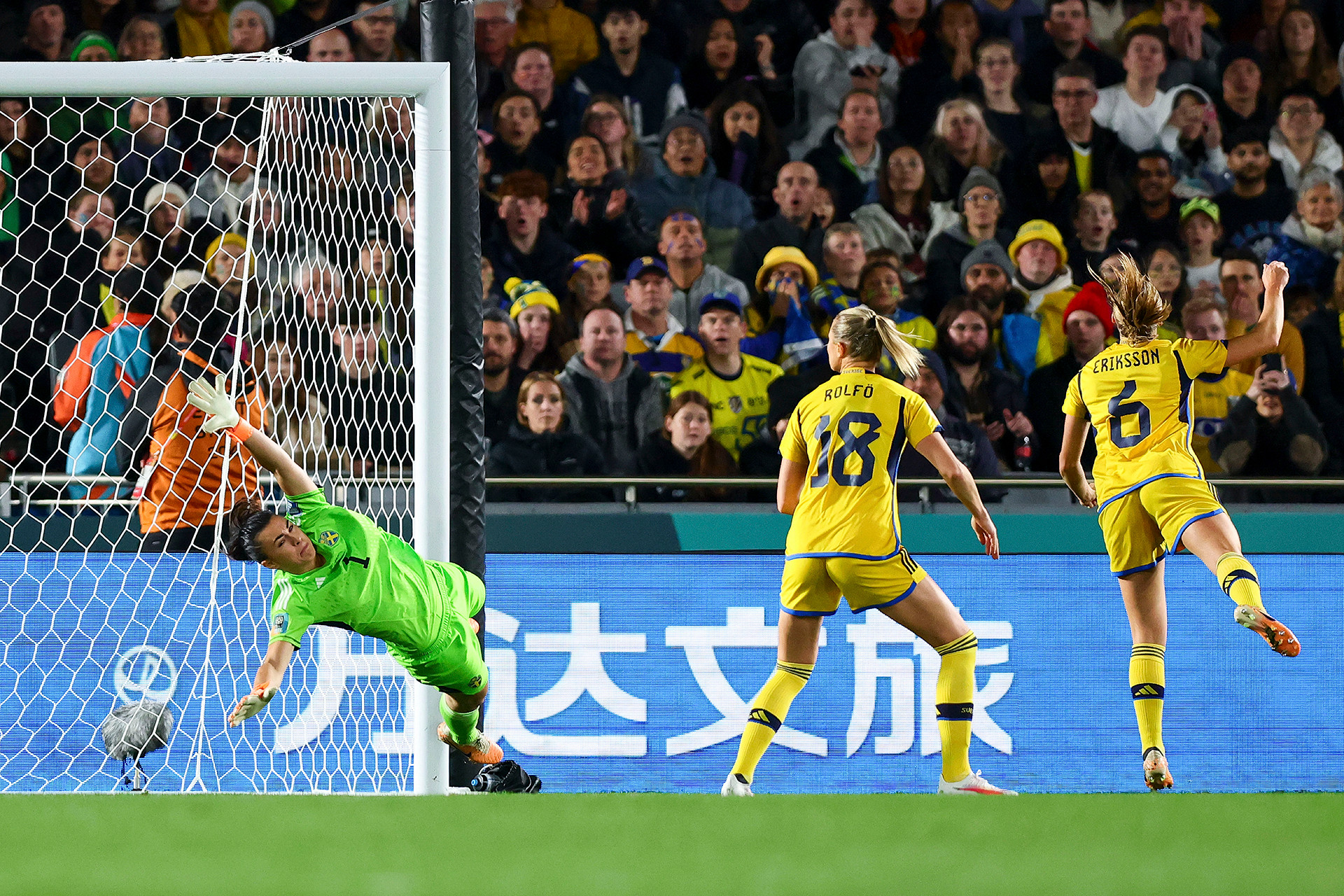 Thủ môn Thụy Điển bay người cản bóng. (Ảnh: EFE)