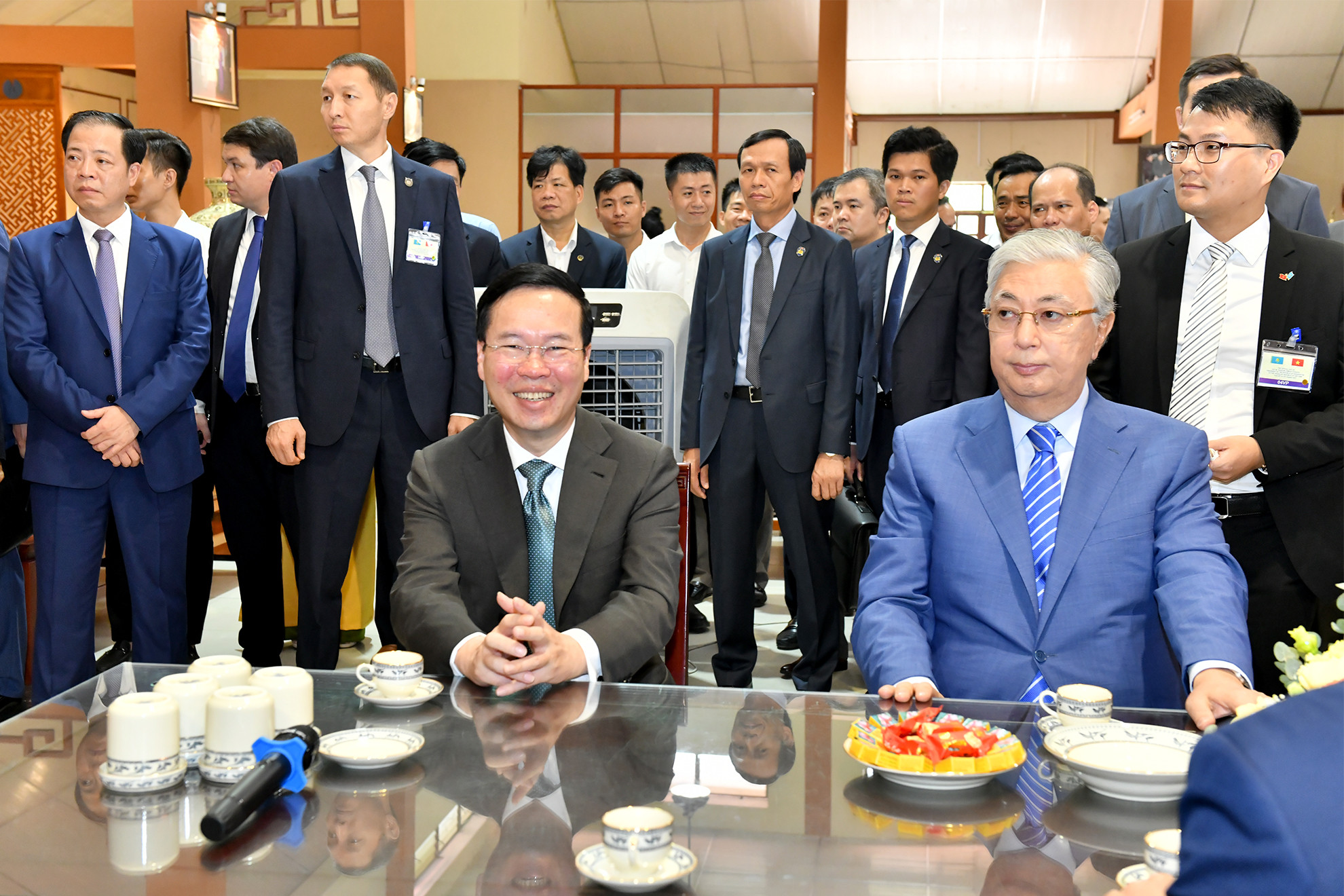 Chủ tịch nước Võ Văn Thưởng và Tổng thống Cộng hòa Kazakhstan Kassym-Jomart Tokayev tại Công ty cổ phần Gốm Chu Đậu.
