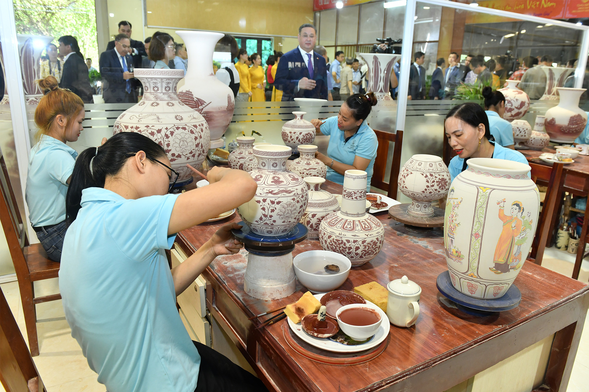 Công nhân đang hoàn thiện các sản phẩm gốm Chu Đậu.