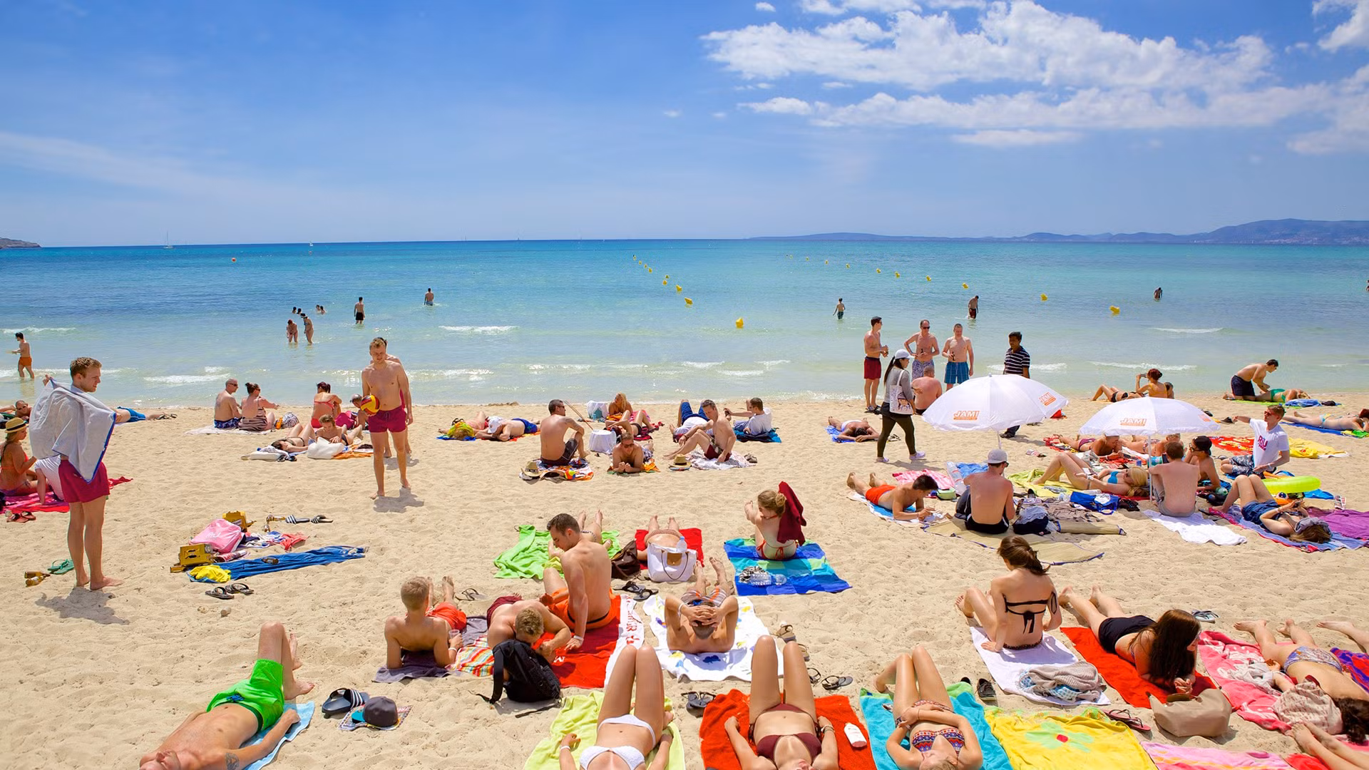 Du khách tắm biển tại bãi biển Playa de Palma, đảo Mallorca, quần đảo Baleares. (Ảnh: expedia.es)