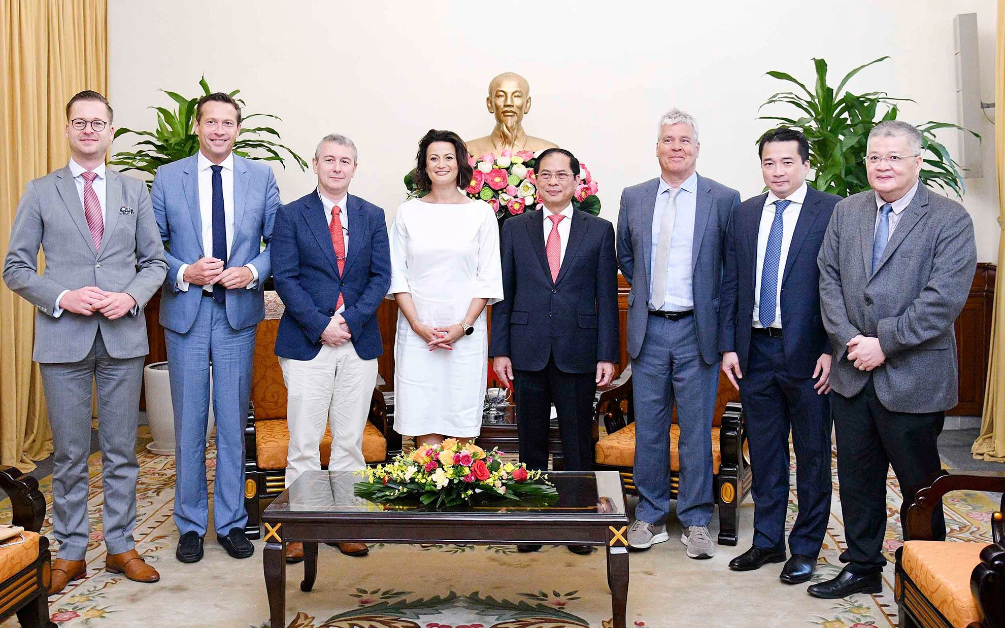 Bộ trưởng Ngoại giao Bùi Thanh Sơn, Chủ tịch Thượng viện Vương quốc Bỉ Stephanie D’Hose cùng các thành viên trong đoàn tại buổi làm việc.