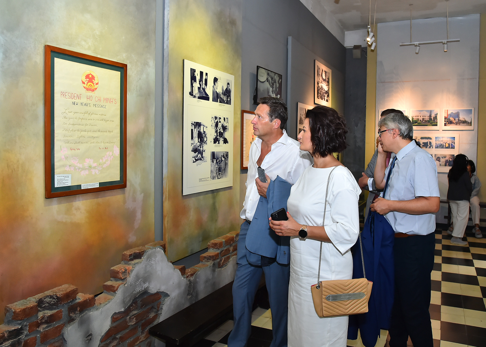 Chủ tịch Thượng viện Vương quốc Bỉ Stephanie D’Hose cùng các thành viên trong đoàn tham quan những hiện vật được trưng bày tại Di tích Nhà tù Hỏa Lò.