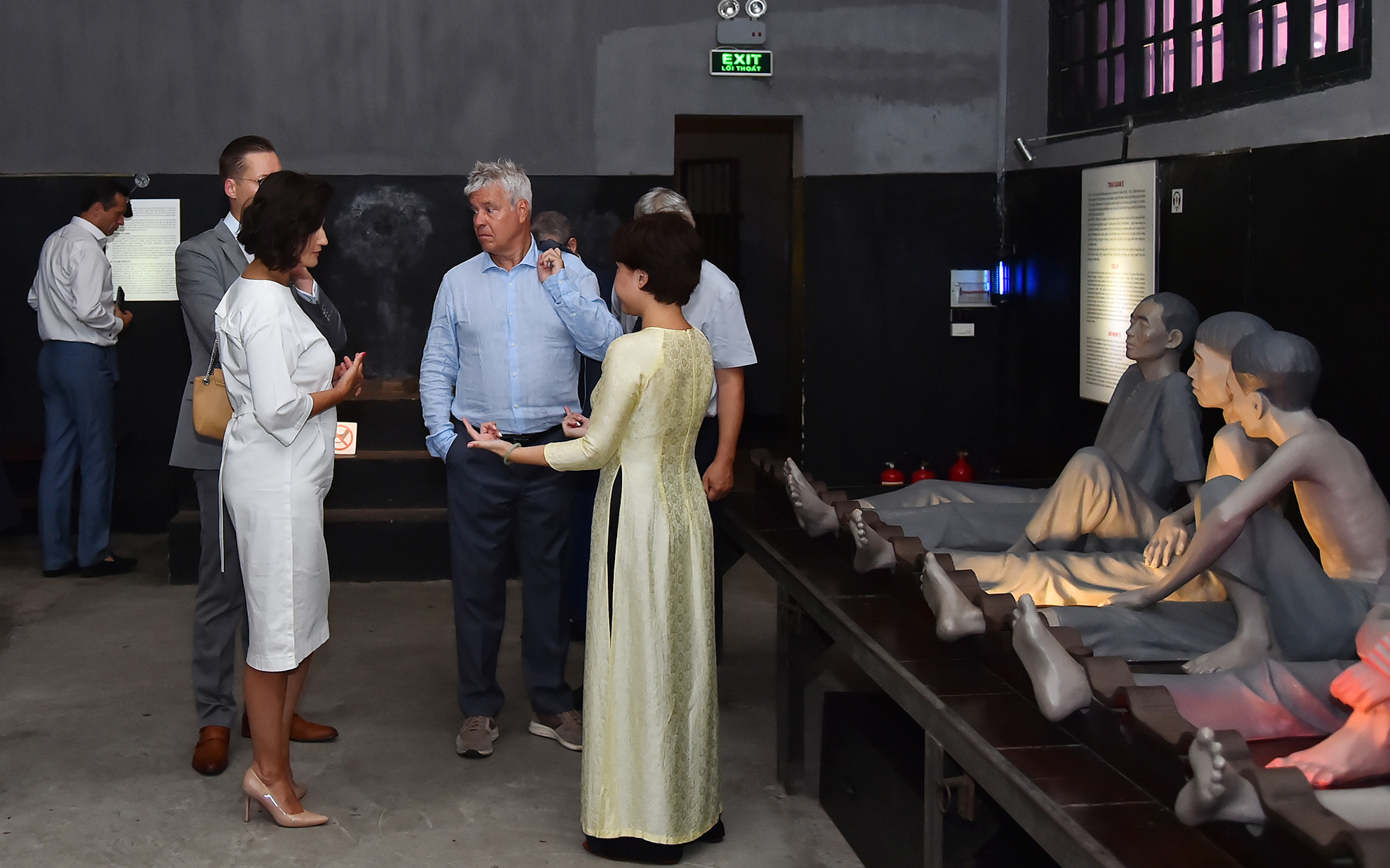 Nằm giữa trung tâm của Thủ đô Hà Nội, Di tích Nhà tù Hỏa Lò là minh chứng của một thời kỳ đấu tranh cách mạng, là biểu tượng cho tinh thần bất khuất, kiên cường của những người Việt Nam yêu nước bị giam giữ tại nơi đây.