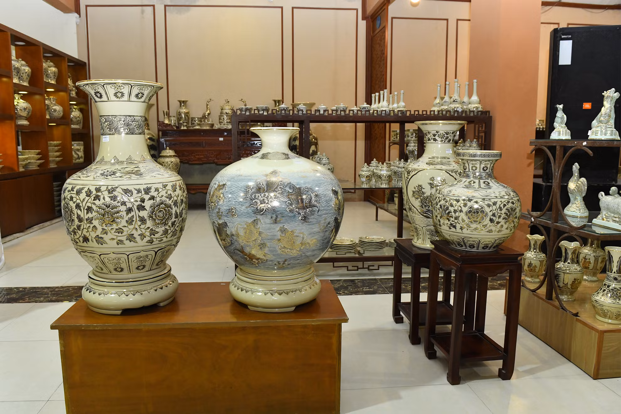 Gian trưng bày sản phẩm gốm Chu Đậu.