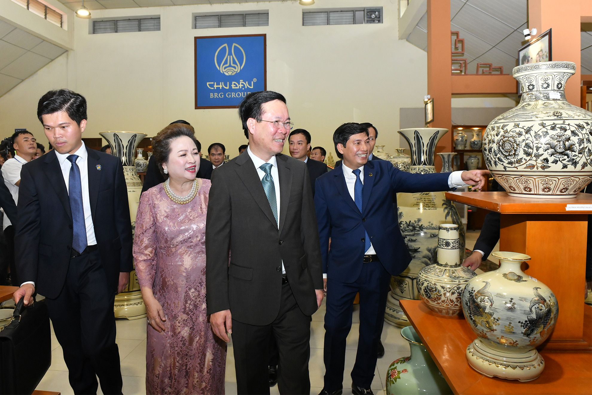 Chủ tịch nước Võ Văn Thưởng tham quan gian trưng bày sản phẩm gốm Chu Đậu tại xã Thái Tân, huyện Nam Sách, tỉnh Hải Dương.