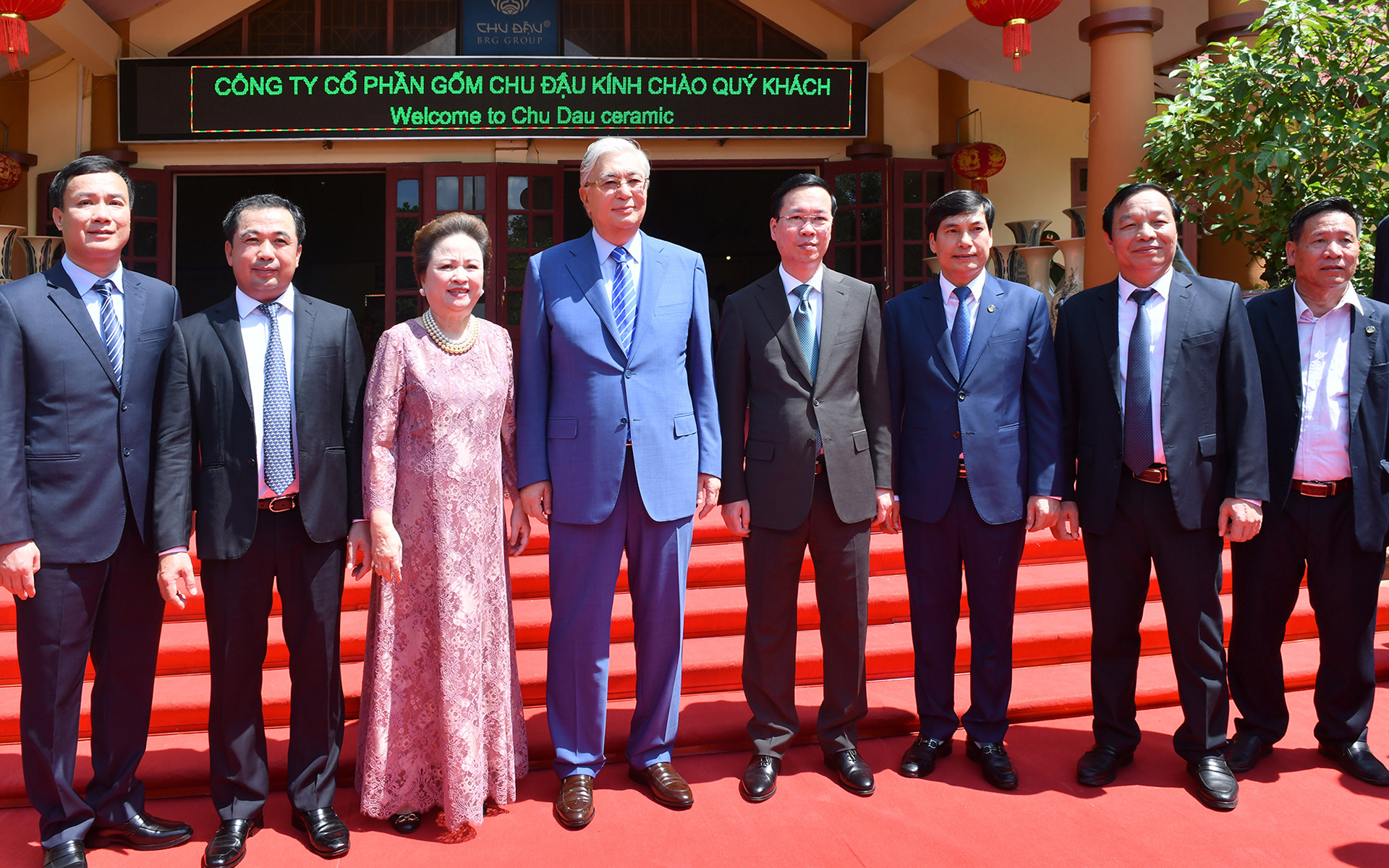 Chủ tịch nước Võ Văn Thưởng, Tổng thống Cộng hòa Kazakhstan Kassym-Jomart Tokayev và các đại biểu tại Công ty cổ phần Gốm Chu Đậu.