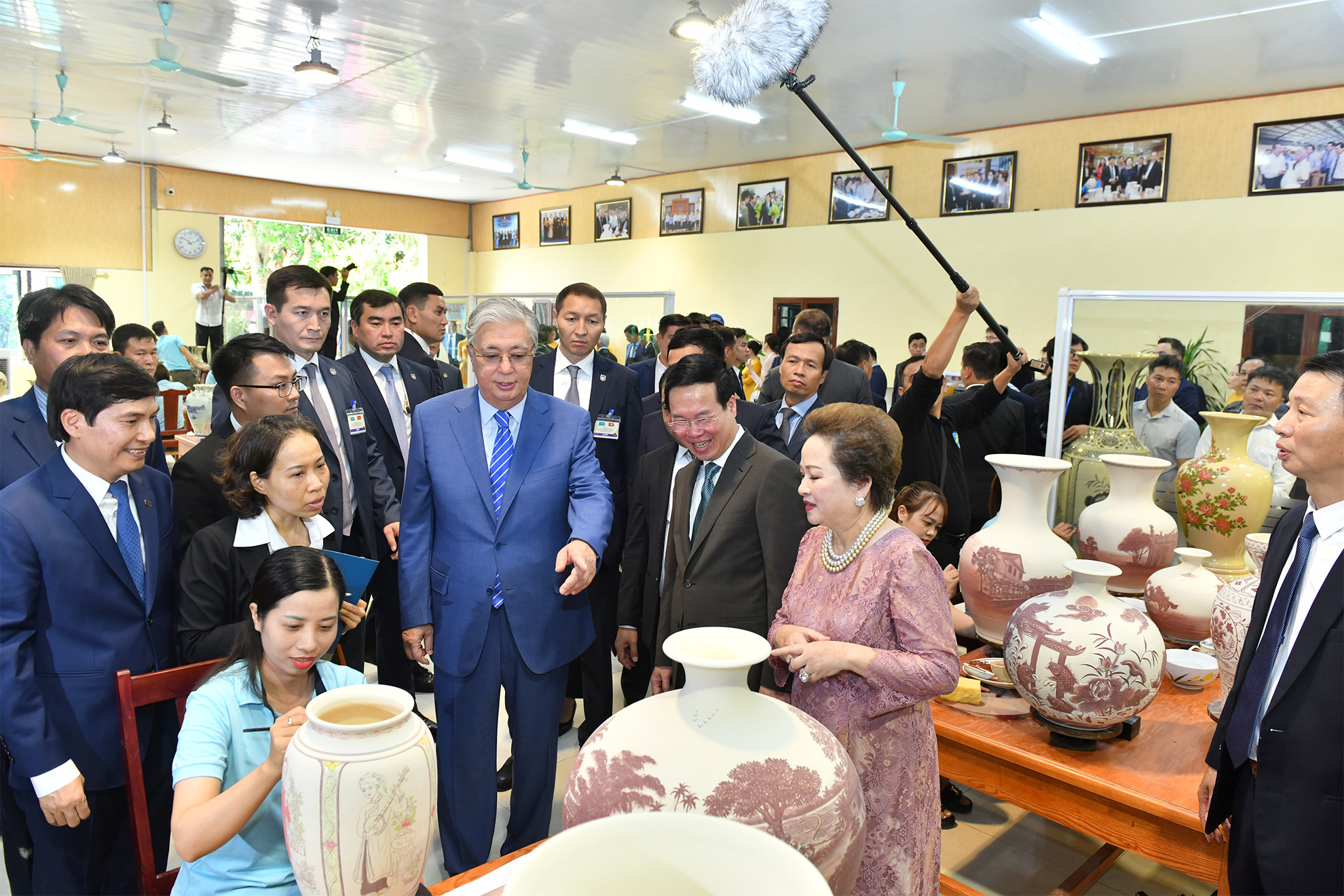Chủ tịch nước Võ Văn Thưởng và Tổng thống Cộng hòa Kazakhstan Kassym-Jomart Tokayev thăm xưởng sản xuất gốm Chu Đậu tại xã Thái Tân, huyện Nam Sách, tỉnh Hải Dương.