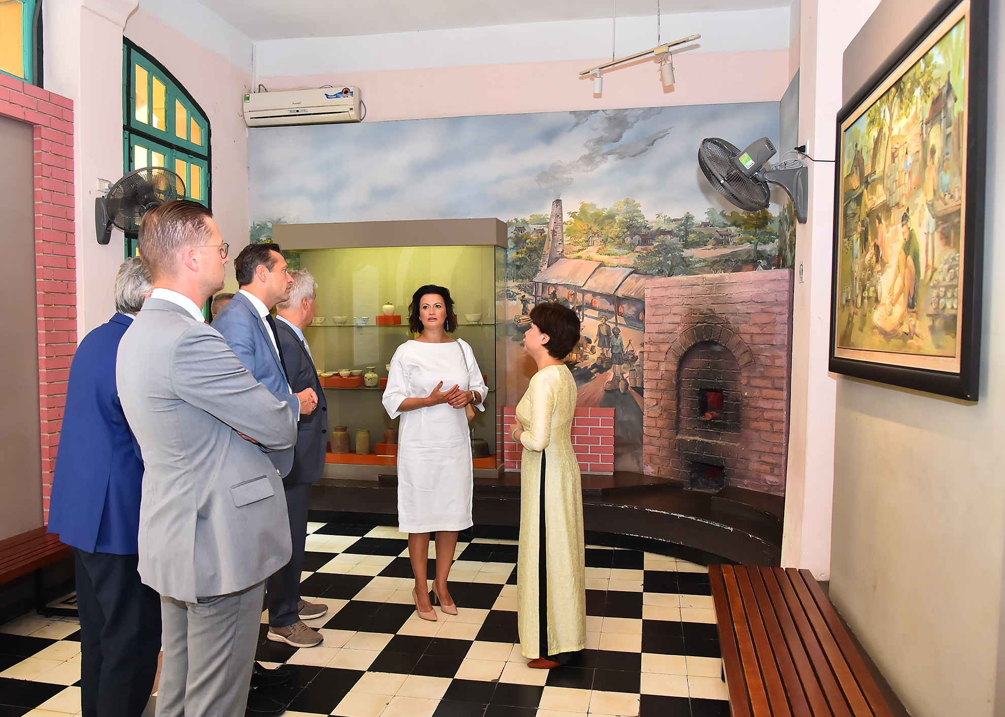 Tiếp sau đó, Chủ tịch Thượng viện Vương quốc Bỉ Stephanie D’Hose cùng các thành viên trong đoàn tới thăm Di tích Nhà tù Hòa Lò (quận Hoàn Kiếm).