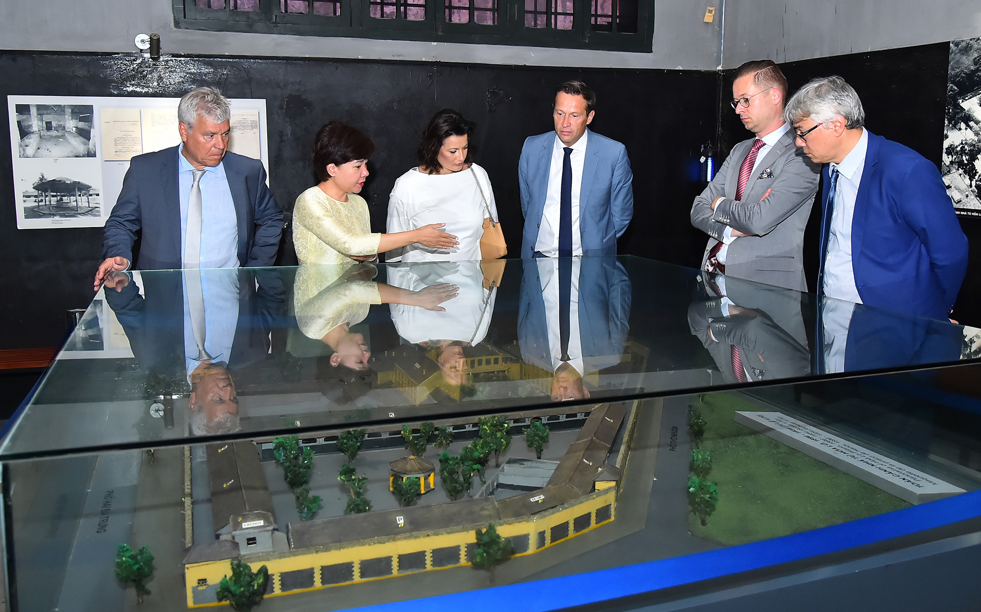 Chủ tịch Thượng viện Vương quốc Bỉ Stephanie D’Hose cùng các thành viên trong đoàn tham quan sa bàn phối cảnh Di tích Nhà tù Hỏa Lò.
