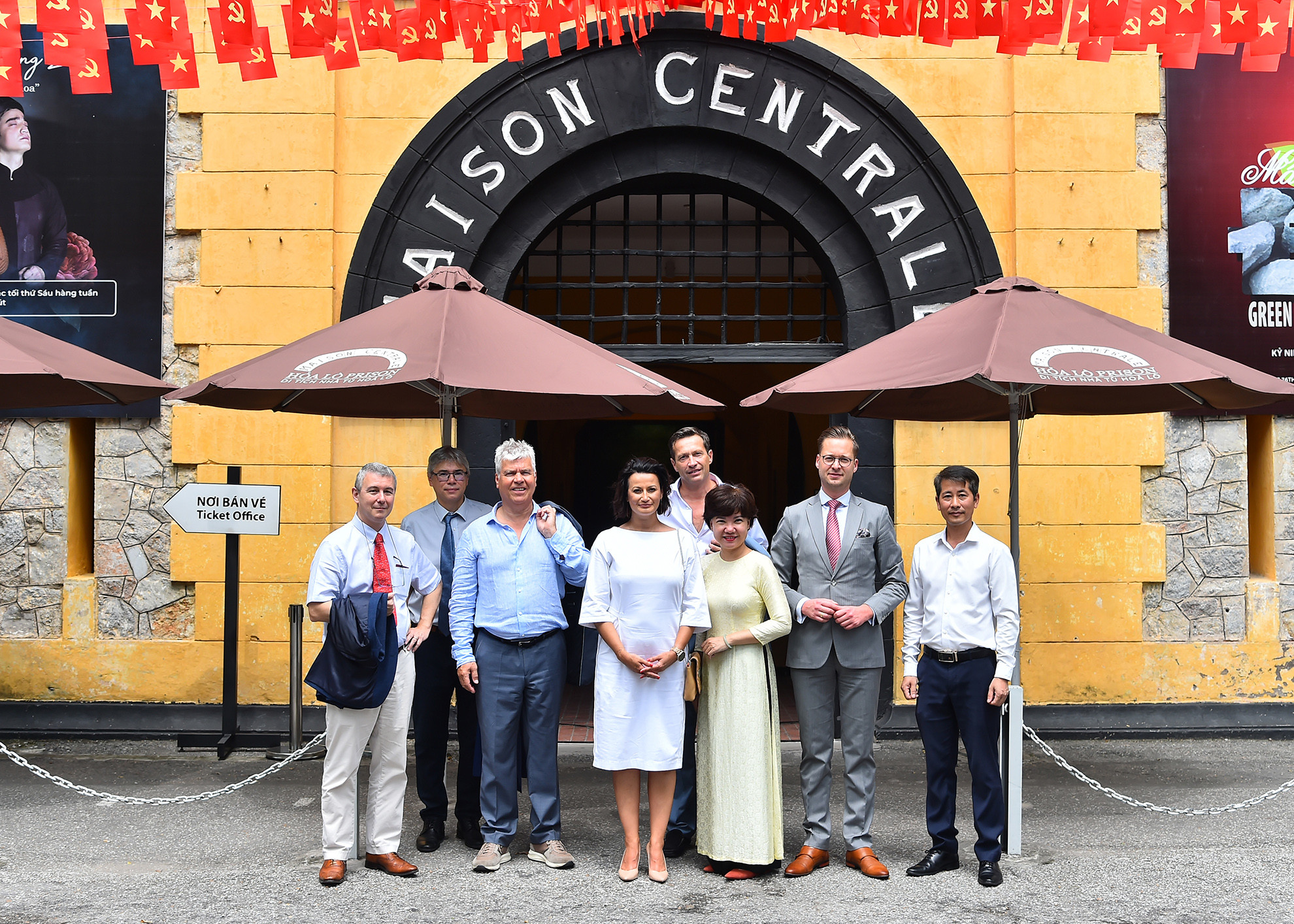 Chủ tịch Thượng viện Vương quốc Bỉ Stephanie D’Hose và các thành viên Đoàn đại biểu Nghị viện Vương quốc Bỉ với cán bộ, nhân viên Di tích Nhà tù Hỏa Lò.