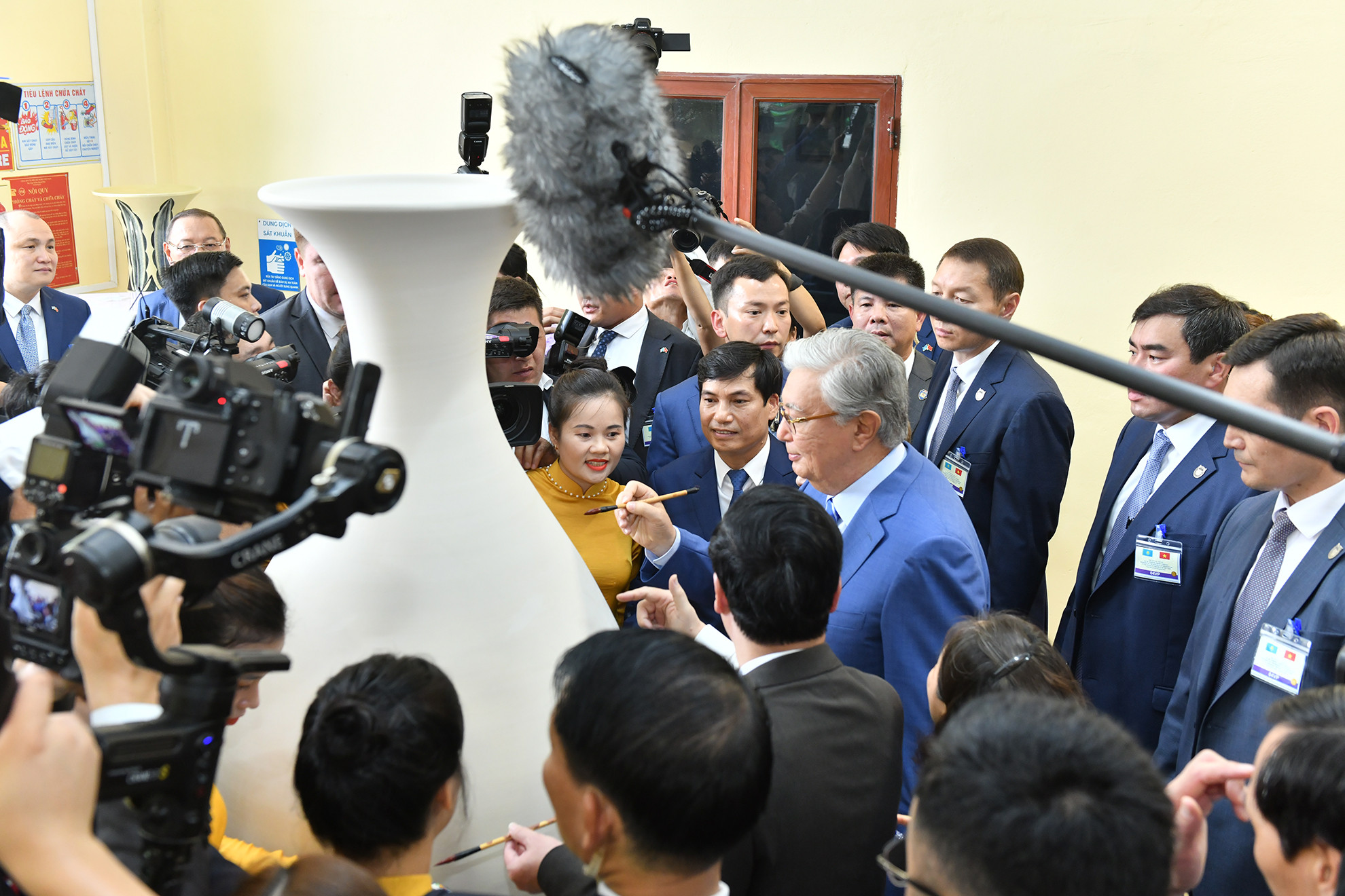 Tổng thống Cộng hòa Kazakhstan Kassym-Jomart Tokayev ký lưu bút lên bình gốm Chu Đậu.