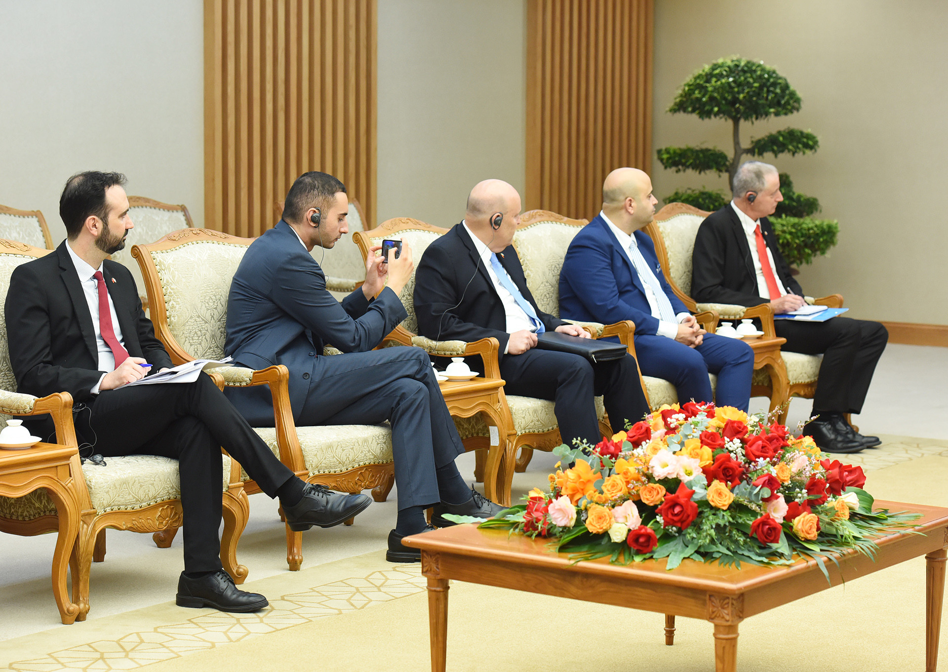 Các thành viên đi cùng Bộ trưởng Nir Barkat tham dự buổi tiếp.