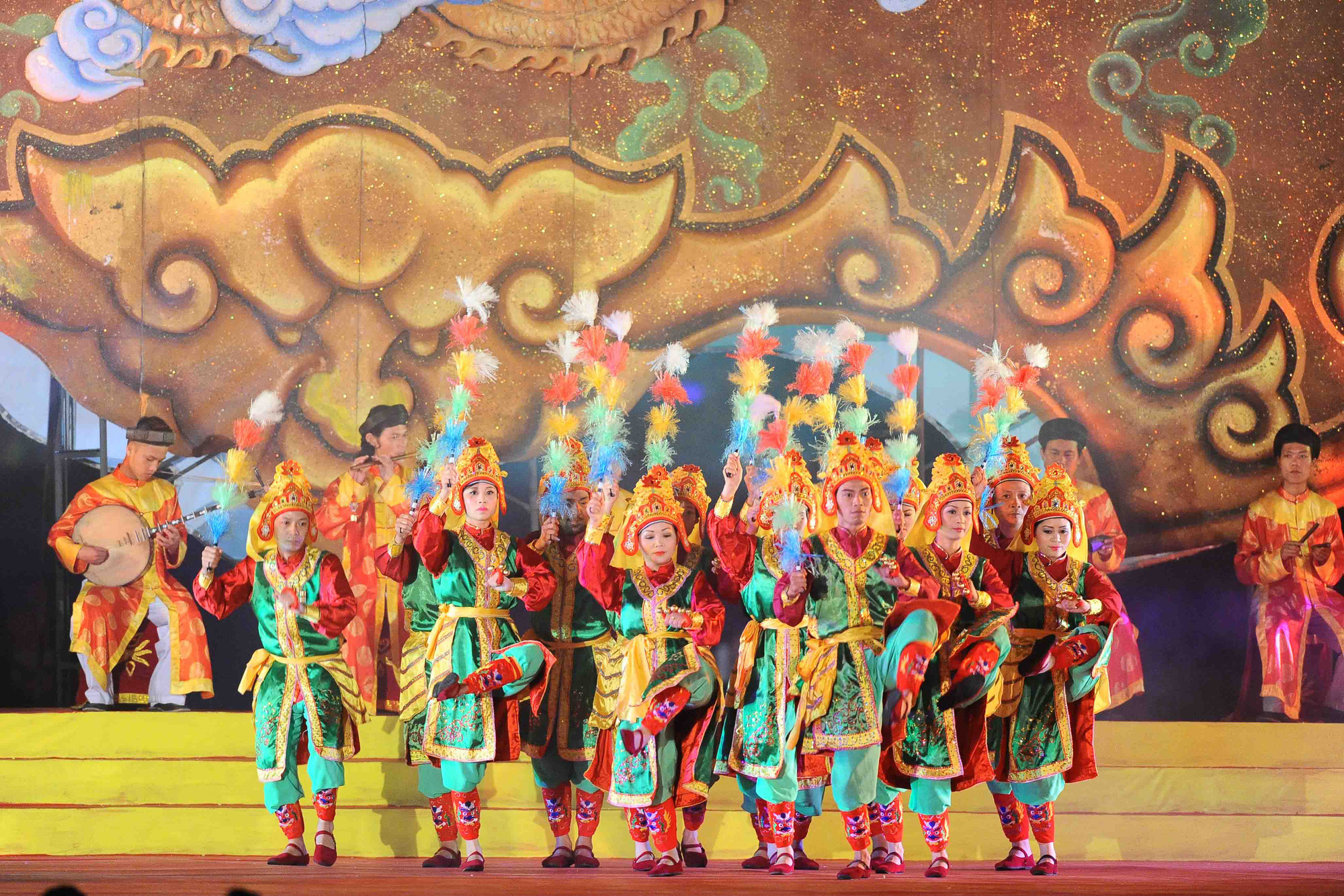 Trước thách thức từ môi trường mạng, nguy cơ mất bản sắc là rất lớn. (Ảnh minh họa: Internet)