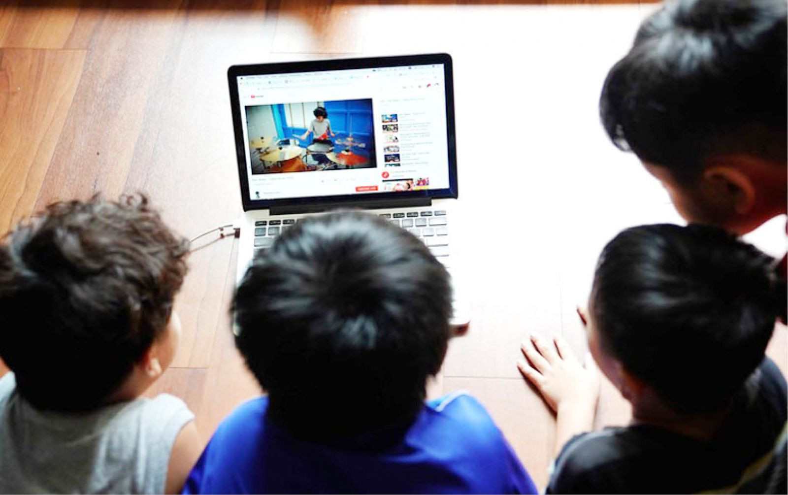 Trẻ em cần được bảo vệ khỏi những thông tin nhảm nhí trên các nền tảng số. (Ảnh minh họa: Nguồn: Internet)