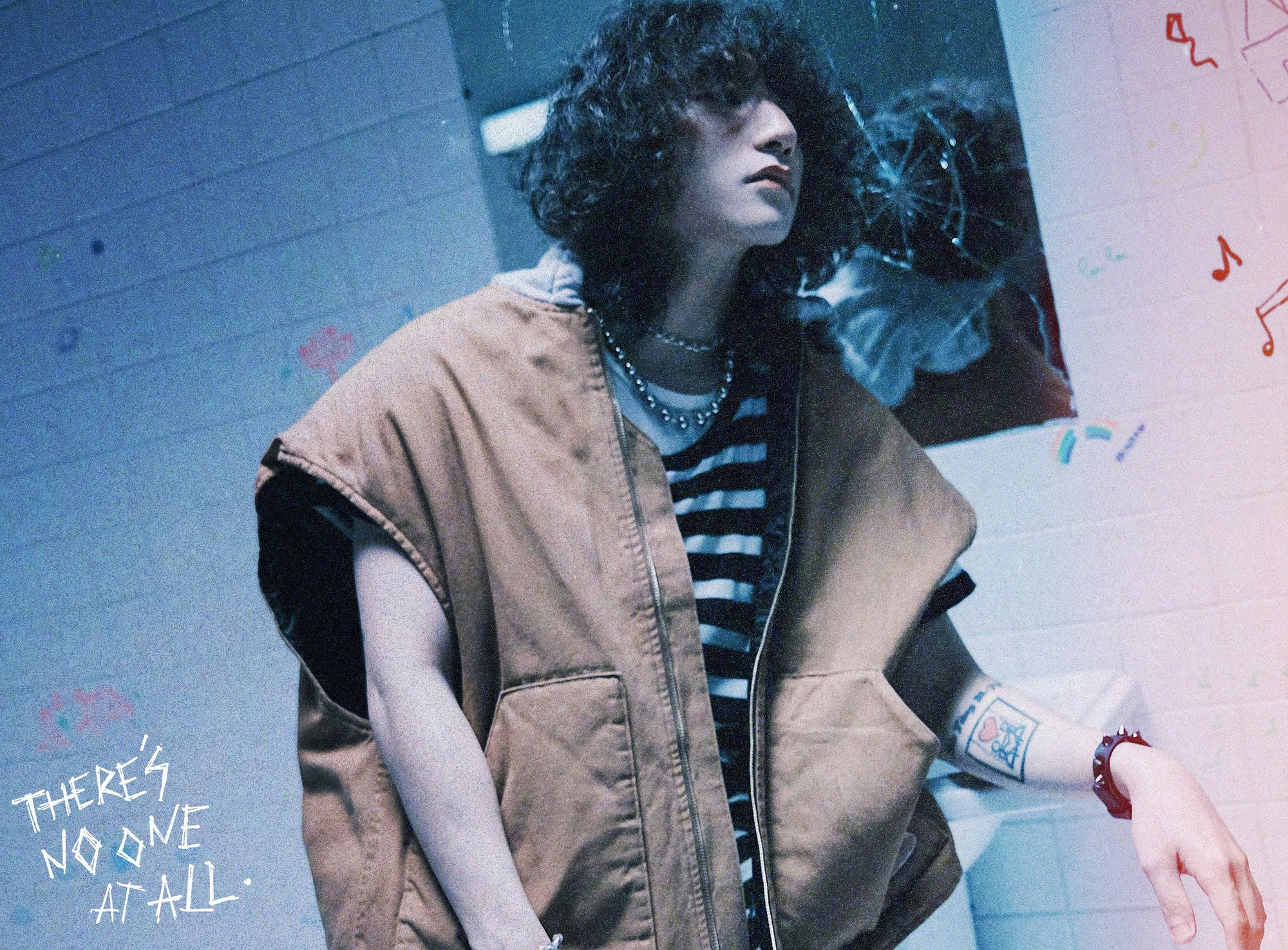 Hình ảnh thanh niên ngỗ nghịch, có nhiều hành vi tiêu cực trong một MV đã bị yêu cầu dừng phát hành. Hình ảnh thanh niên ngỗ nghịch, có nhiều hành vi tiêu cực trong một MV đã bị yêu cầu dừng phát hành.