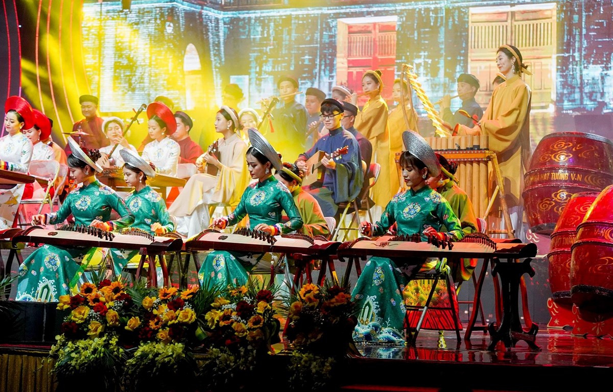 Dàn nhạc Sức sống mới biểu diễn ở nước ngoài, góp phần quảng bá văn hóa Việt Nam. (Ảnh: Vietnamplus)