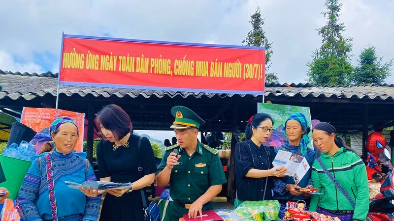 Tuyên truyền cho người dân về phòng, chống mua bán người. (Ảnh: Internet)
