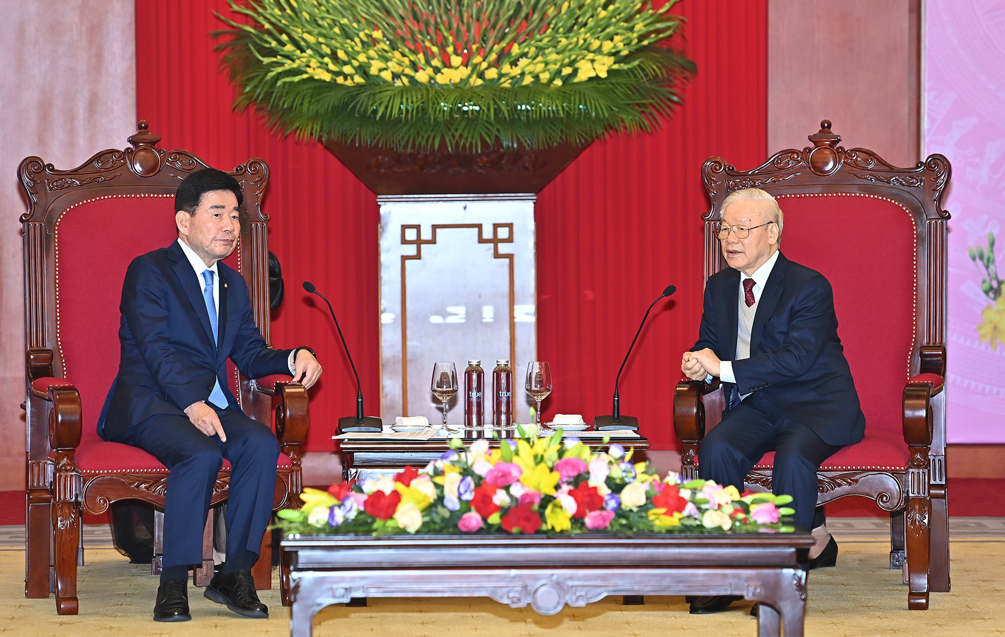 Tổng Bí thư Nguyễn Phú Trọng phát biểu tại buổi tiếp Chủ tịch Quốc hội Hàn Quốc Kim Jin Pyo. Tổng Bí thư Nguyễn Phú Trọng phát biểu tại buổi tiếp Chủ tịch Quốc hội Hàn Quốc Kim Jin Pyo.