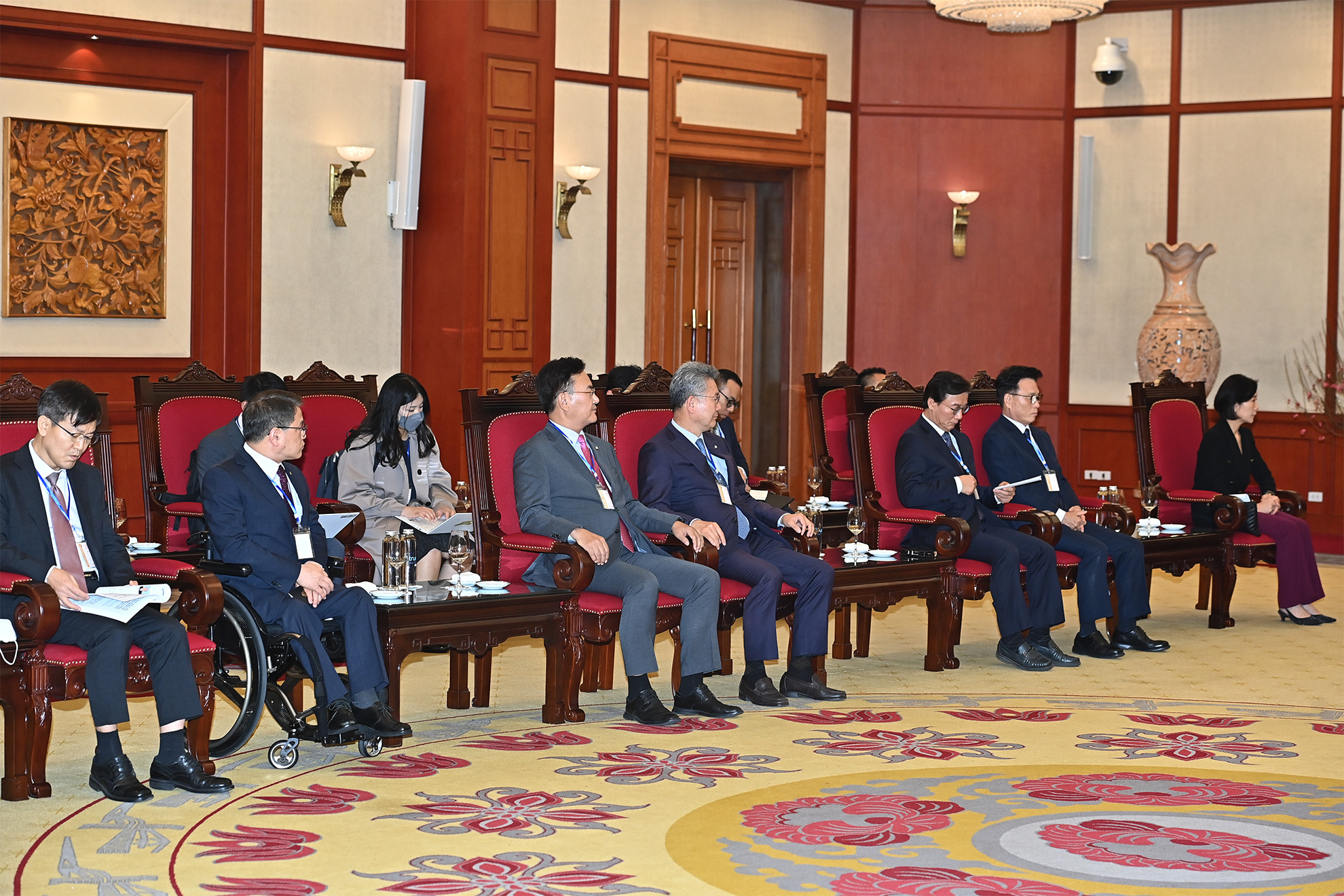 Đoàn đại biểu tháp tùng Chủ tịch Quốc hội Hàn Quốc Kim Jin Pyo tại buổi tiếp. Đoàn đại biểu tháp tùng Chủ tịch Quốc hội Hàn Quốc Kim Jin Pyo tại buổi tiếp.