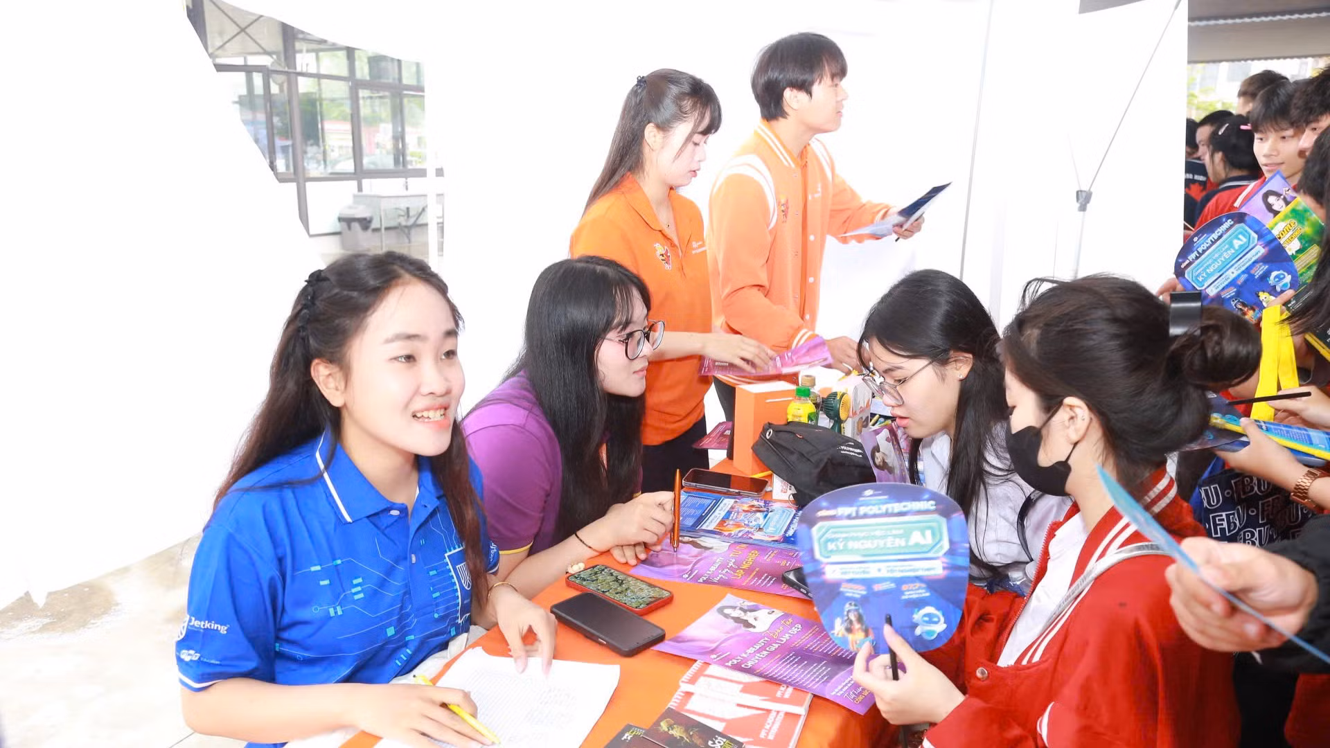 Đông đảo học sinh tham gia chương trình “Đối thoại, tư vấn, hướng nghiệp năm 2025”.