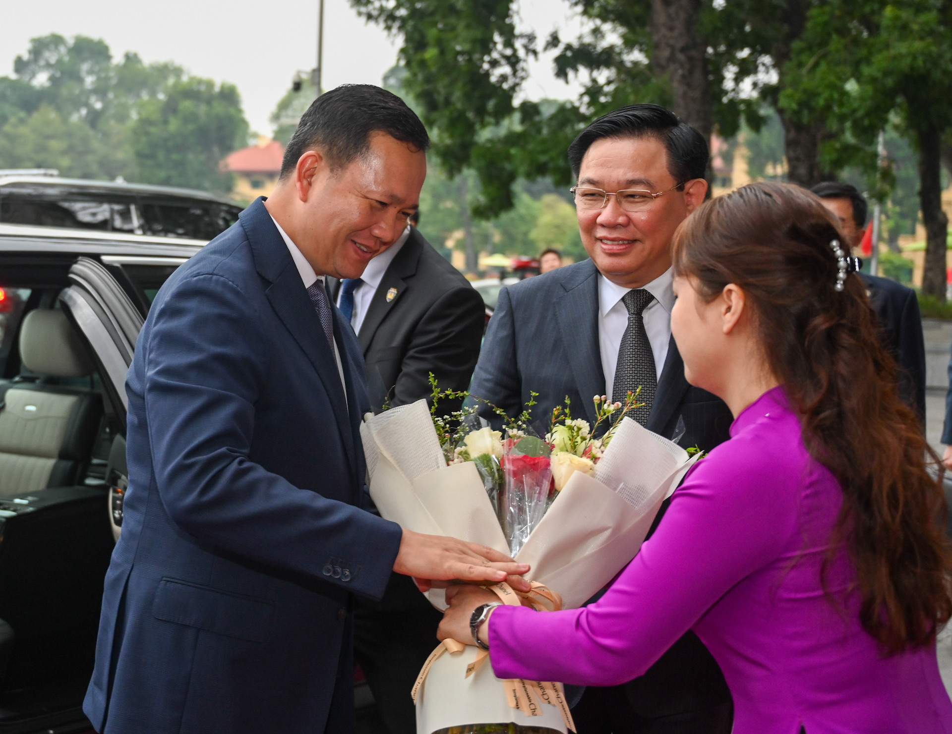 Văn phòng Quốc hội tặng hoa chào mừng Thủ tướng Campuchia Samdech Hun Manet.