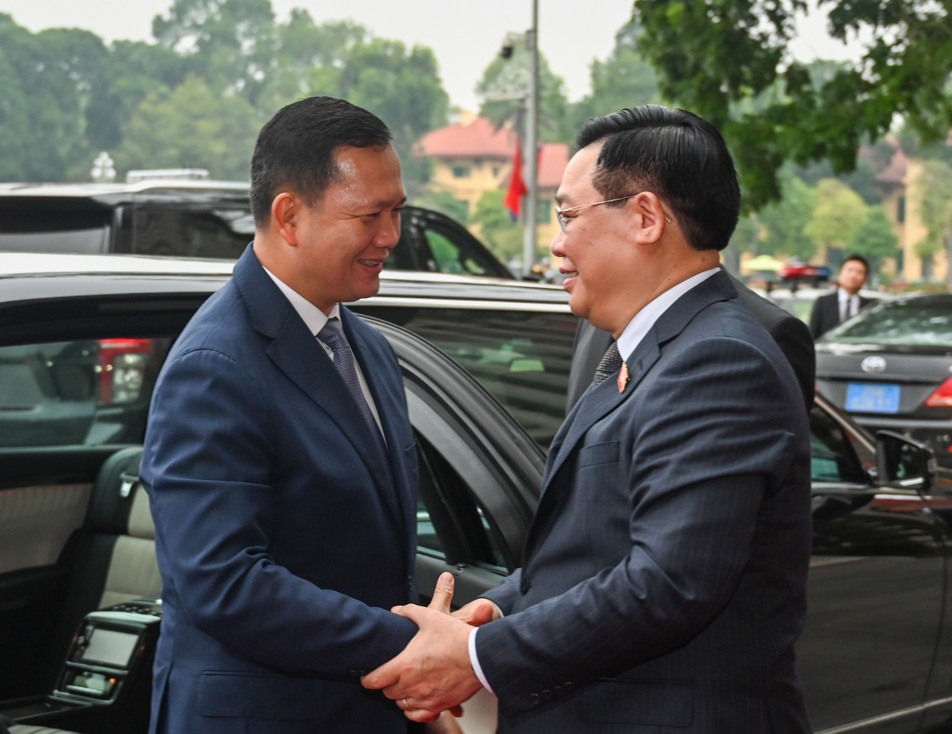 Chủ tịch Quốc hội Vương Đình Huệ đón Thủ tướng Campuchia Samdech Hun Manet.