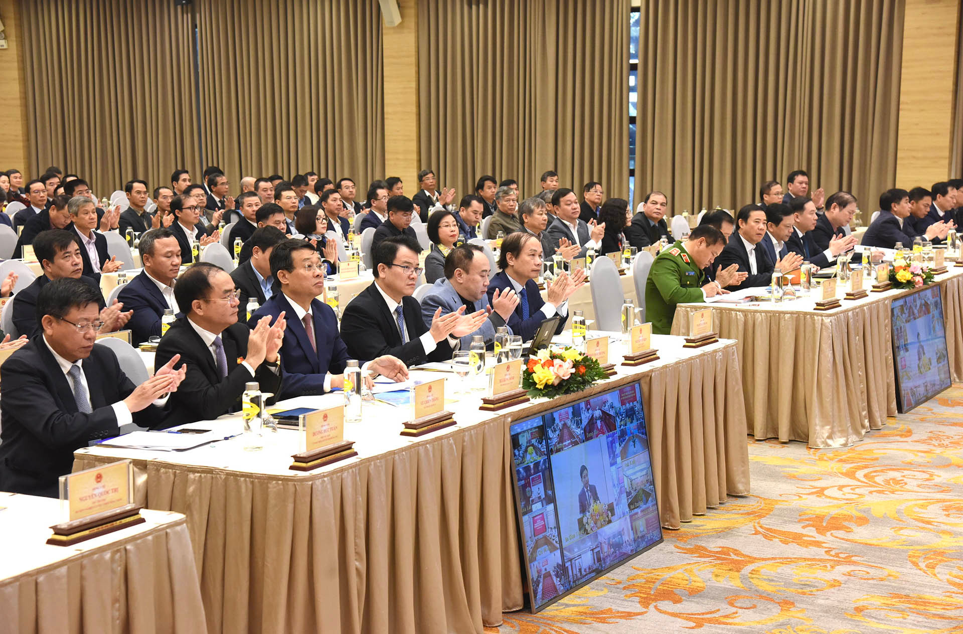 Đại diện lãnh đạo các bộ, ban ngành tham dự hội nghị.