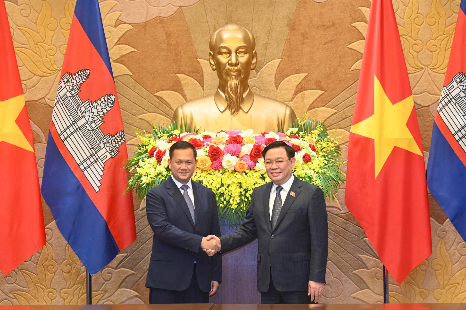 Chủ tịch Quốc hội Vương Đình Huệ và Thủ tướng Campuchia Samdech Hun Manet tại buổi hội kiến.