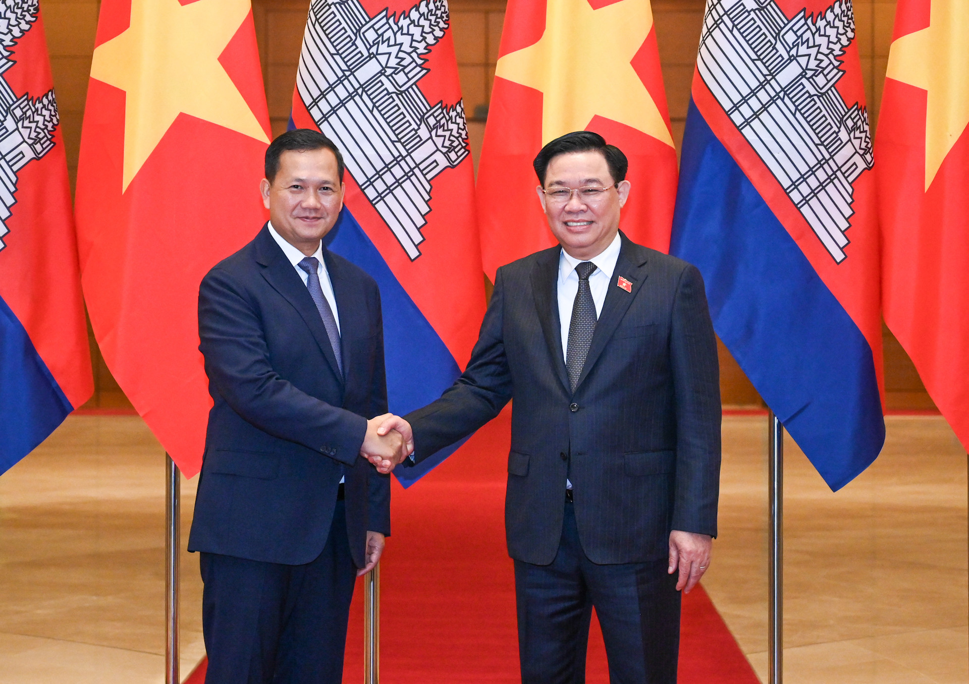 Chủ tịch Quốc hội Vương Đình Huệ và Thủ tướng Campuchia Samdech Hun Manet.