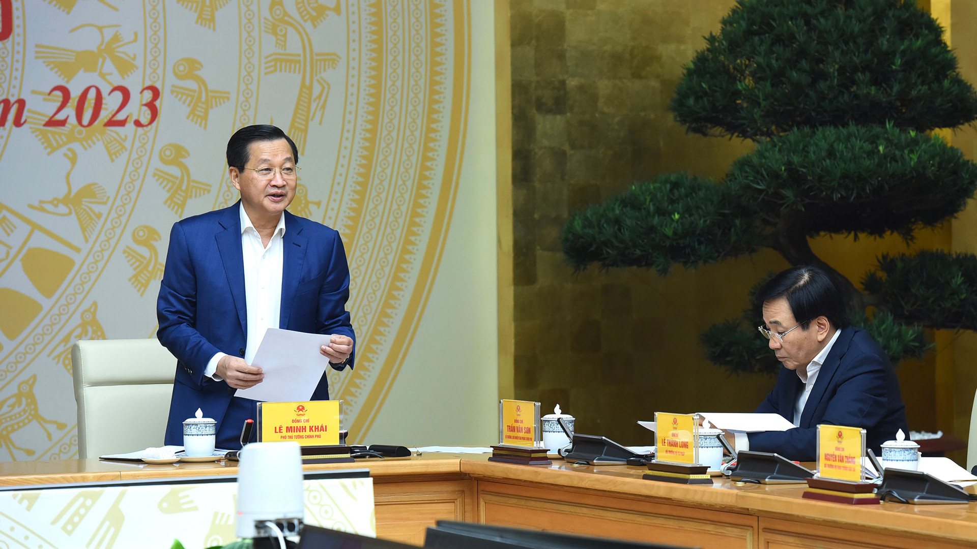 Phó Thủ tướng Lê Minh Khái điều hành hội nghị.