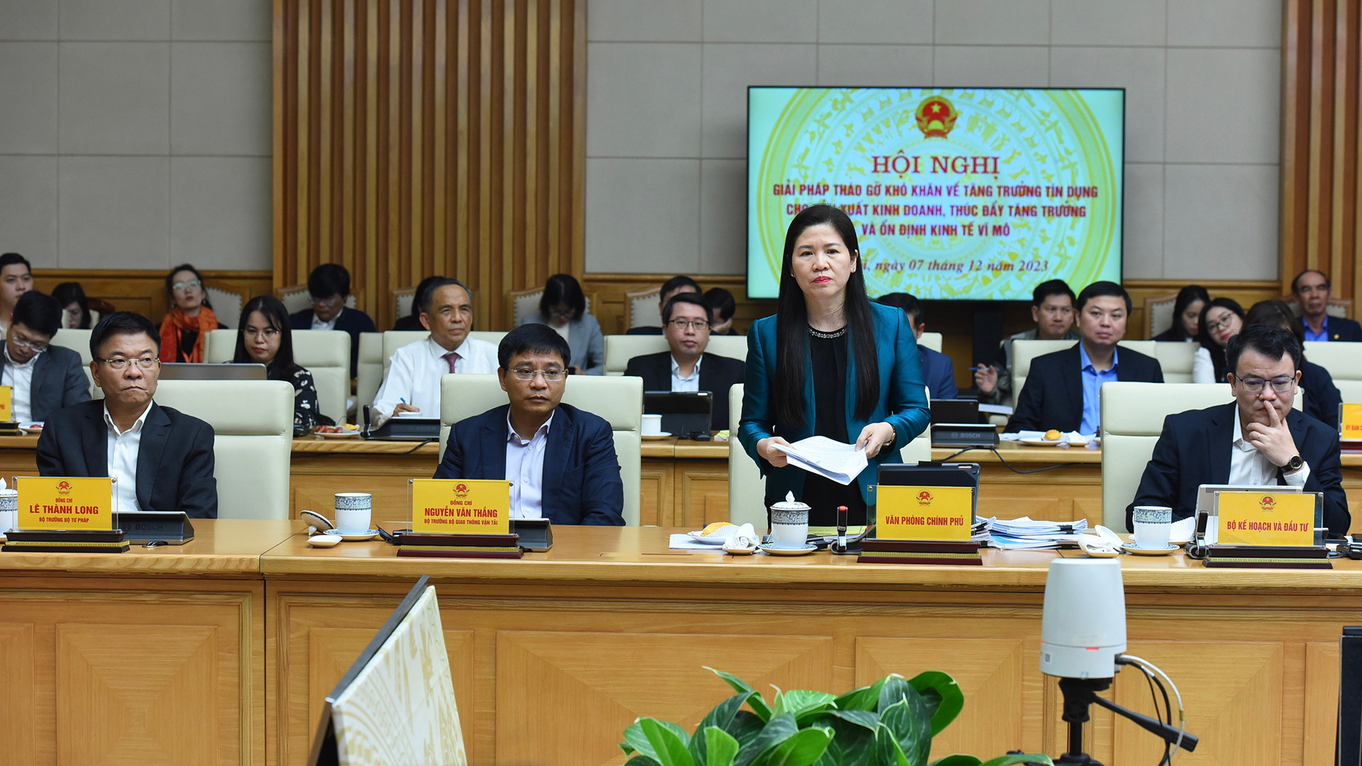 Phó Chủ nhiệm Văn phòng chính phủ Mai Thị Thu Vân phát biểu Đại diện lãnh đạo ngân hàng.