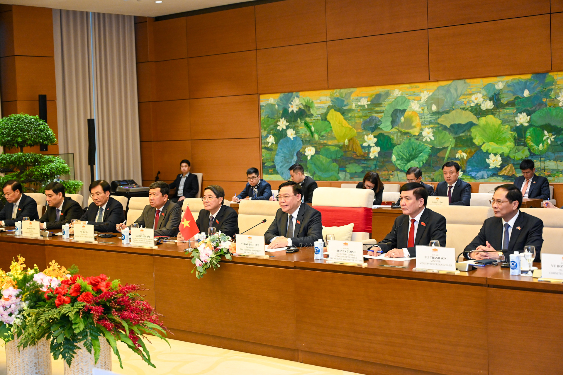 Chủ tịch Quốc hội Vương Đình Huệ và các đại biểu Việt Nam tại buổi hội kiến.