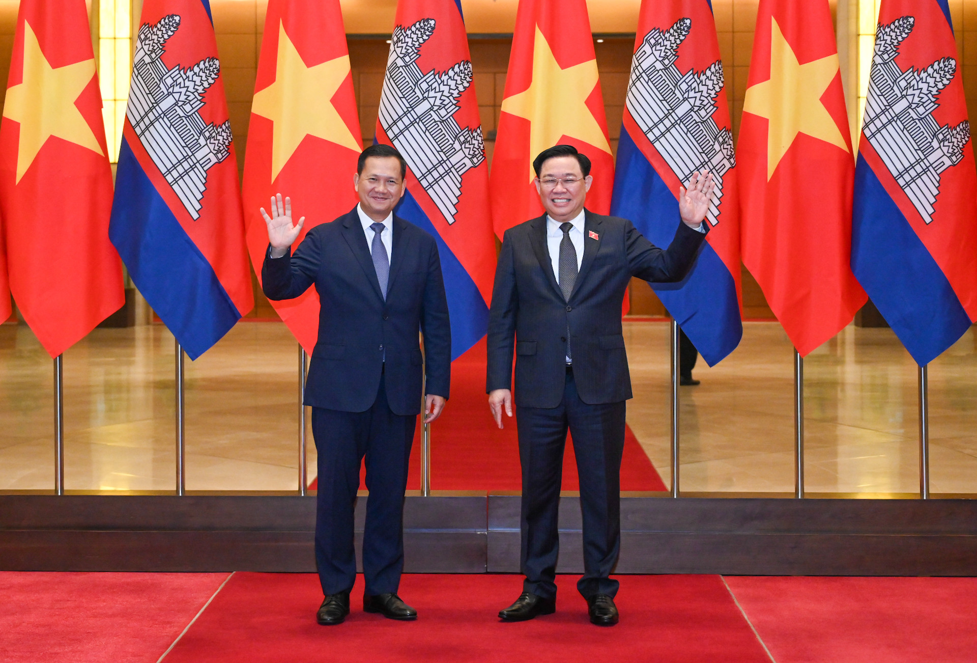 Chủ tịch Quốc hội Vương Đình Huệ và Thủ tướng Campuchia Samdech Hun Manet.