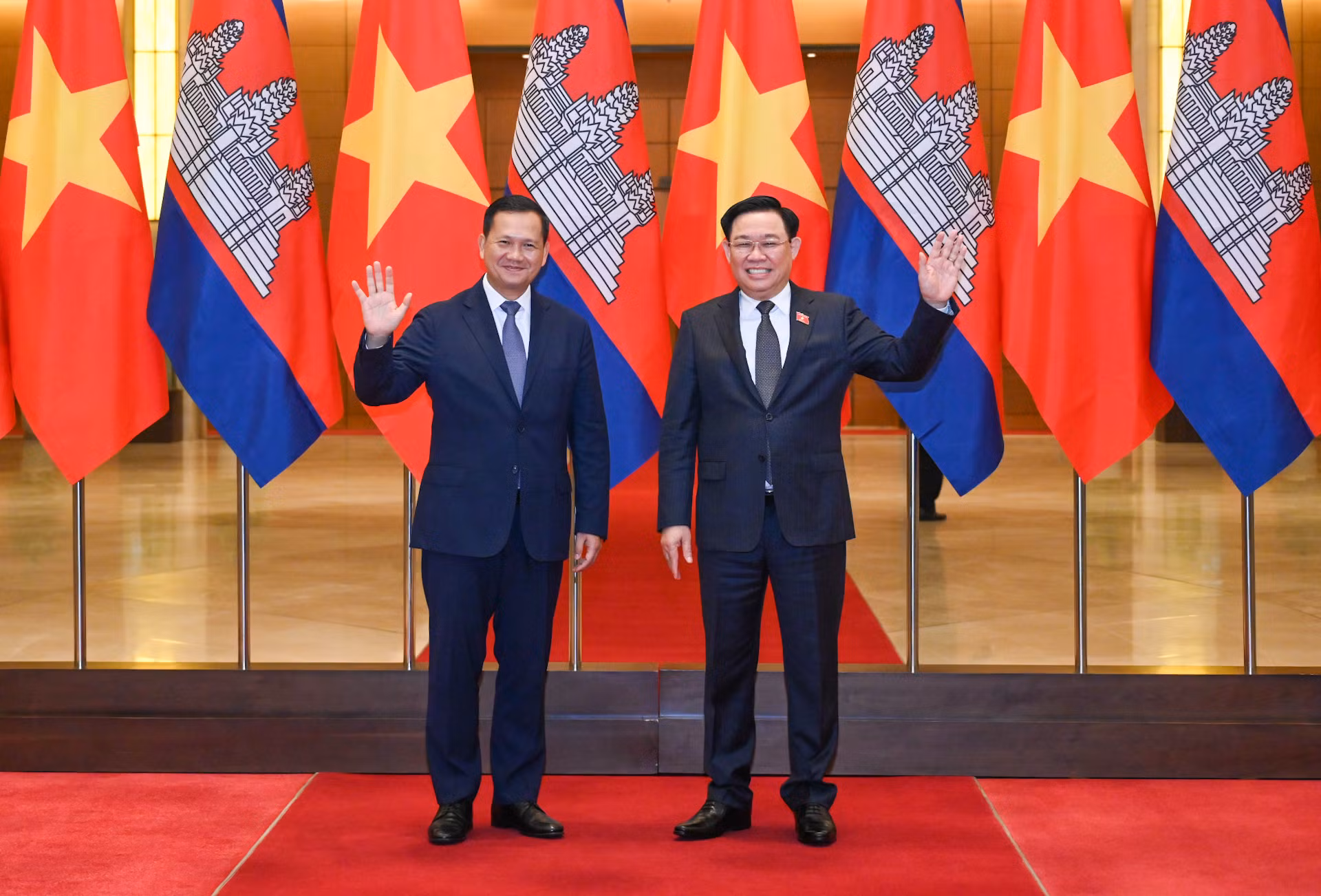 Chủ tịch Quốc hội Vương Đình Huệ và Thủ tướng Campuchia Samdech Hun Manet.