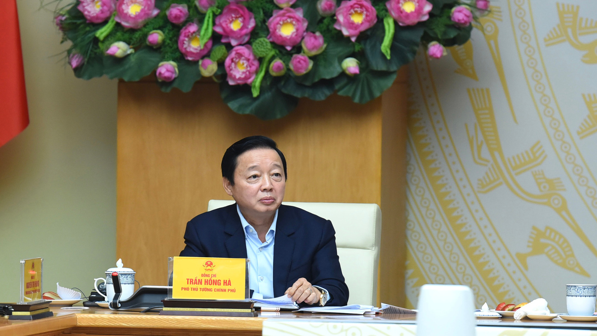 Phó Thủ tướng Trần Hồng Hà điều hành hội nghị.