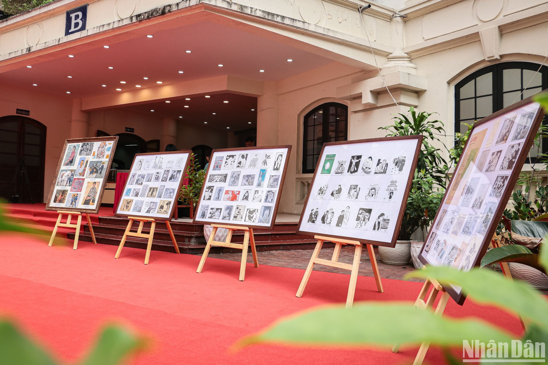 Khu vực trưng bày 100 tranh minh họa và tranh sơn dầu quý hiếm của Văn Cao tại Báo Nhân Dân.