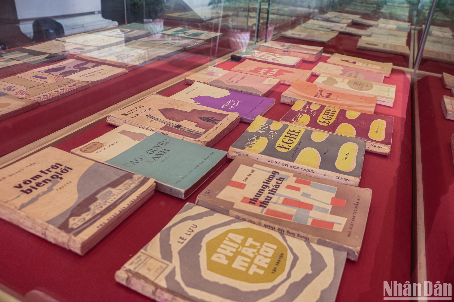 Mỗi bìa sách do Văn Cao minh họa đều sở hữu những nét độc đáo, hiện đại, mang đậm phong cách nghệ thuật của ông.