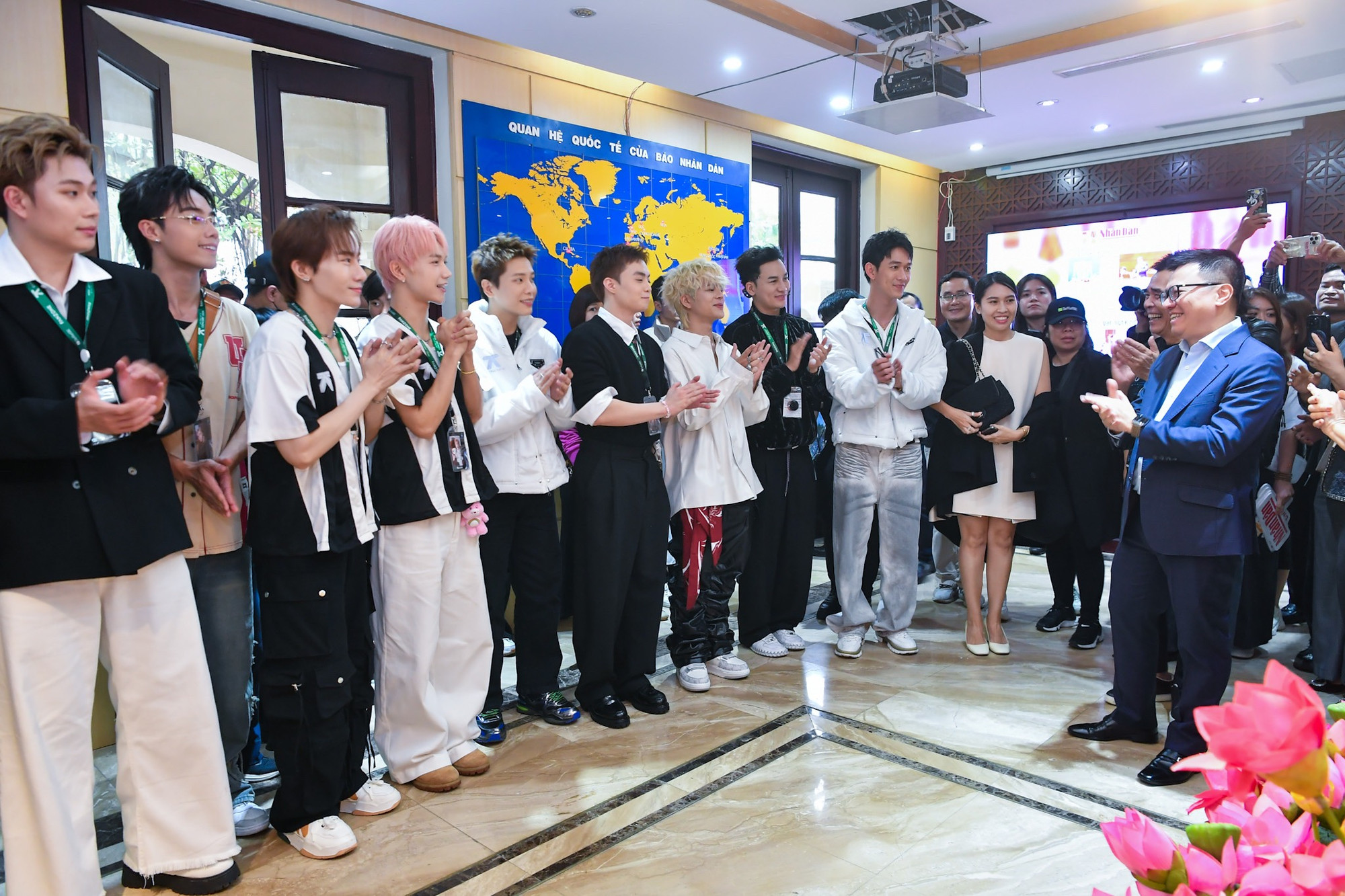 Các nghệ sĩ của chương trình “Anh trai say hi” tham quan Nhà truyền thống Báo Nhân Dân. Các nghệ sĩ của chương trình “Anh trai say hi” tham quan Nhà truyền thống Báo Nhân Dân.