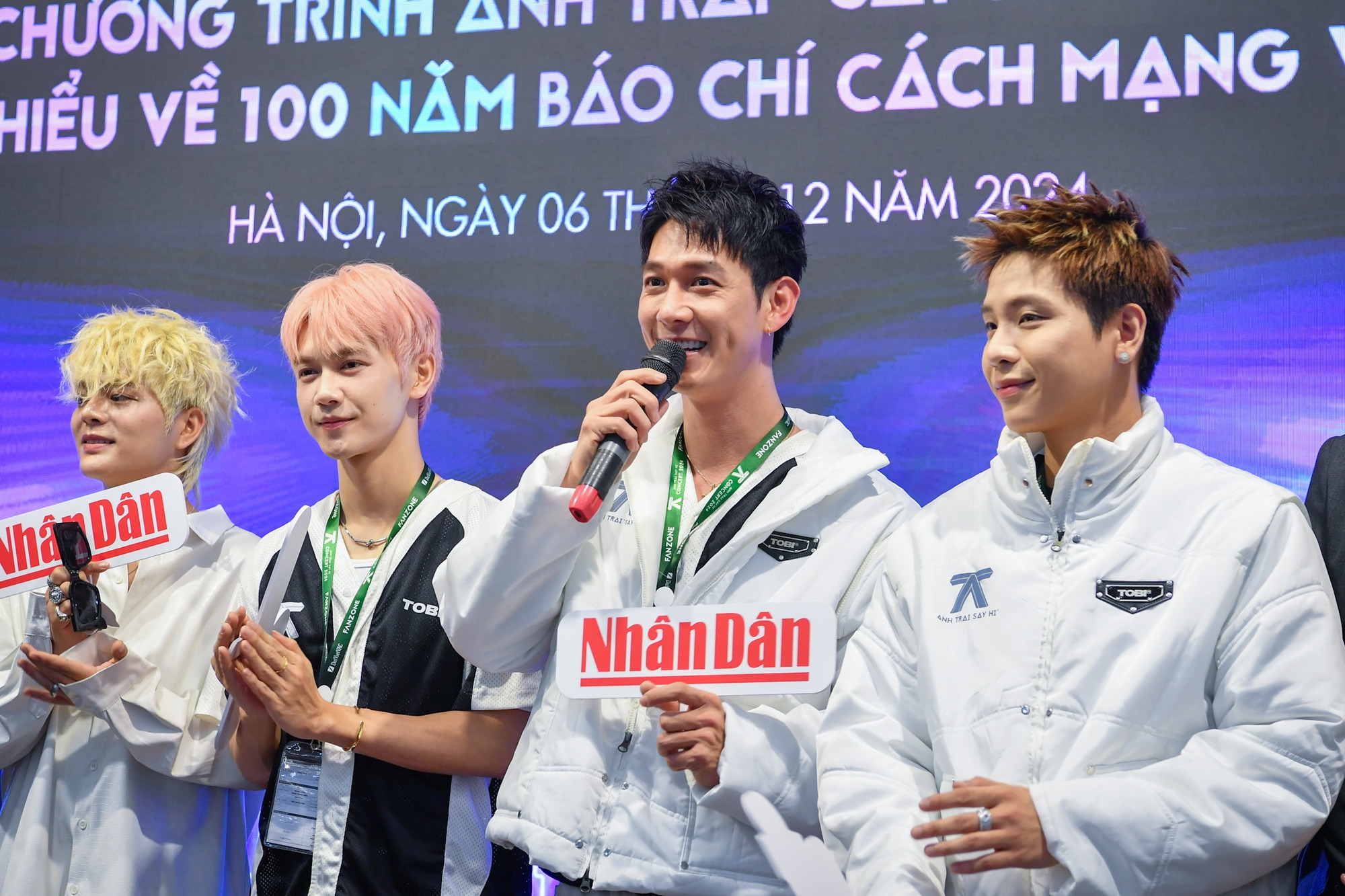 Ca sĩ Song Luân chia sẻ cảm xúc trong buổi giao lưu với bạn đọc trẻ của Báo Nhân Dân. Ca sĩ Song Luân chia sẻ cảm xúc trong buổi giao lưu với bạn đọc trẻ của Báo Nhân Dân.