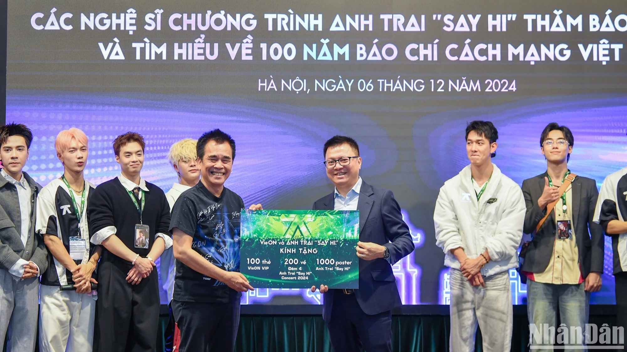 Đại diện DatVietVAC và chương trình “Anh trai say hi” trao tặng vé mời xem concert “Anh trai say hi” ngày 9/12, poster “Anh trai say hi”, thẻ VieON và giao lưu với các bạn đọc trẻ Báo Nhân Dân.
