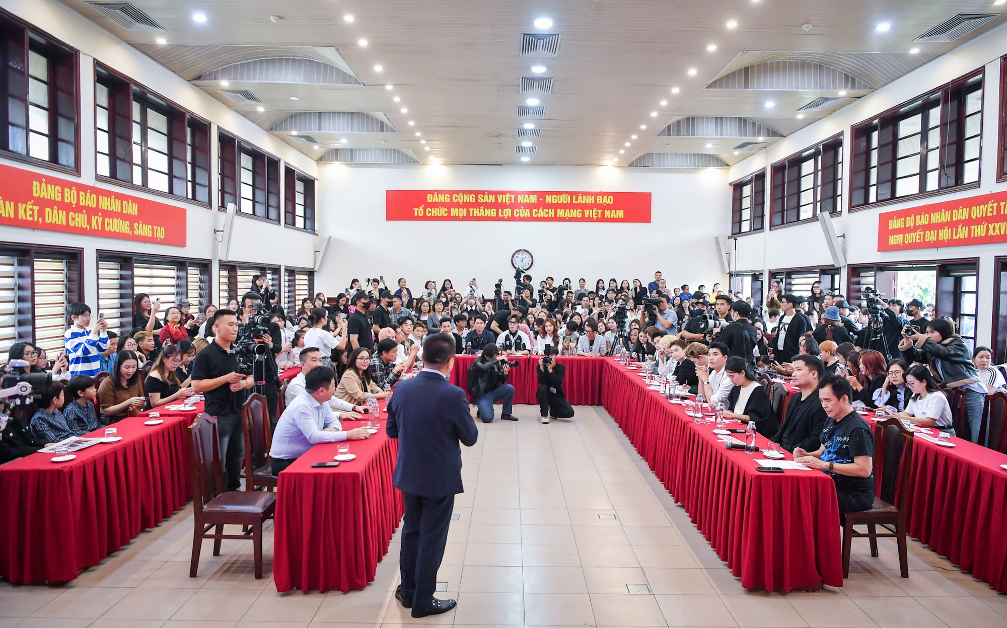 Toàn cảnh buổi giao lưu các nghệ sĩ của chương trình “Anh trai say hi” với bạn đọc trẻ của Báo Nhân Dân. Toàn cảnh buổi giao lưu các nghệ sĩ của chương trình “Anh trai say hi” với bạn đọc trẻ của Báo Nhân Dân.