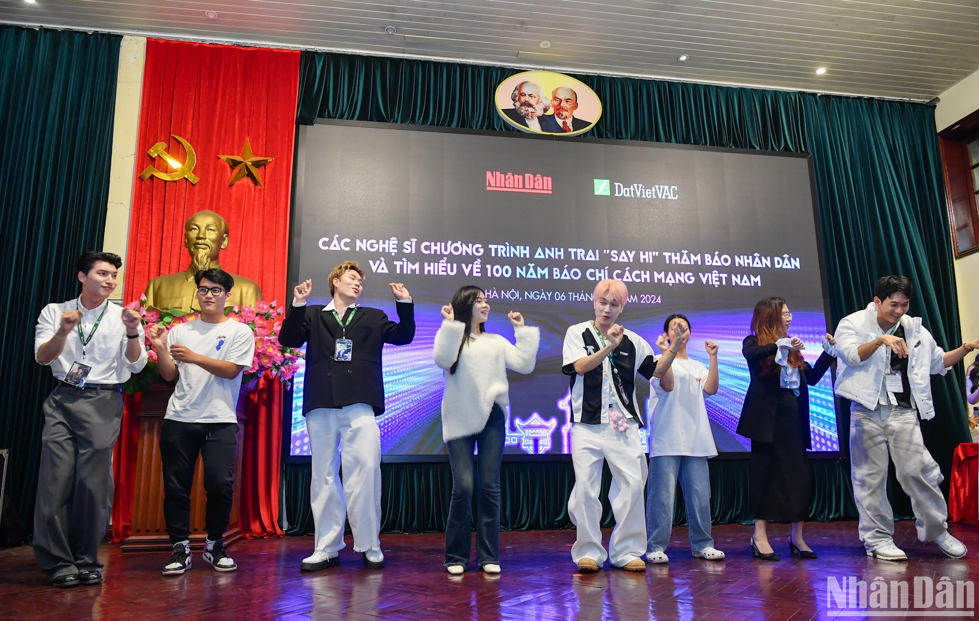 Các nghệ sĩ giao lưu cùng người hâm mộ. Các nghệ sĩ giao lưu cùng người hâm mộ.