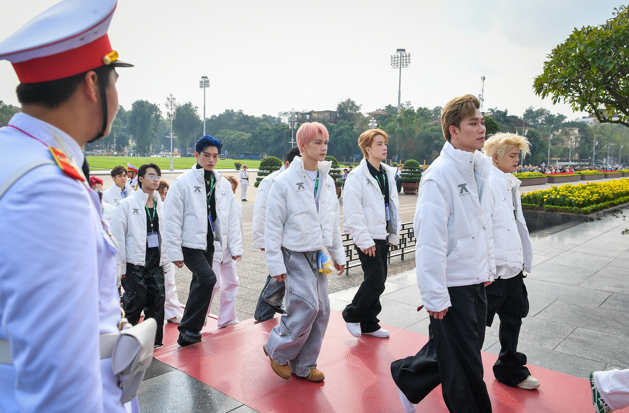 Trước đó, vào sáng 5/12, các nghệ sĩ của chương trình “Anh trai say hi” đã vào Lăng viếng Chủ tịch Hồ Chí Minh. Trước đó, vào sáng 5/12, các nghệ sĩ của chương trình “Anh trai say hi” đã vào Lăng viếng Chủ tịch Hồ Chí Minh.