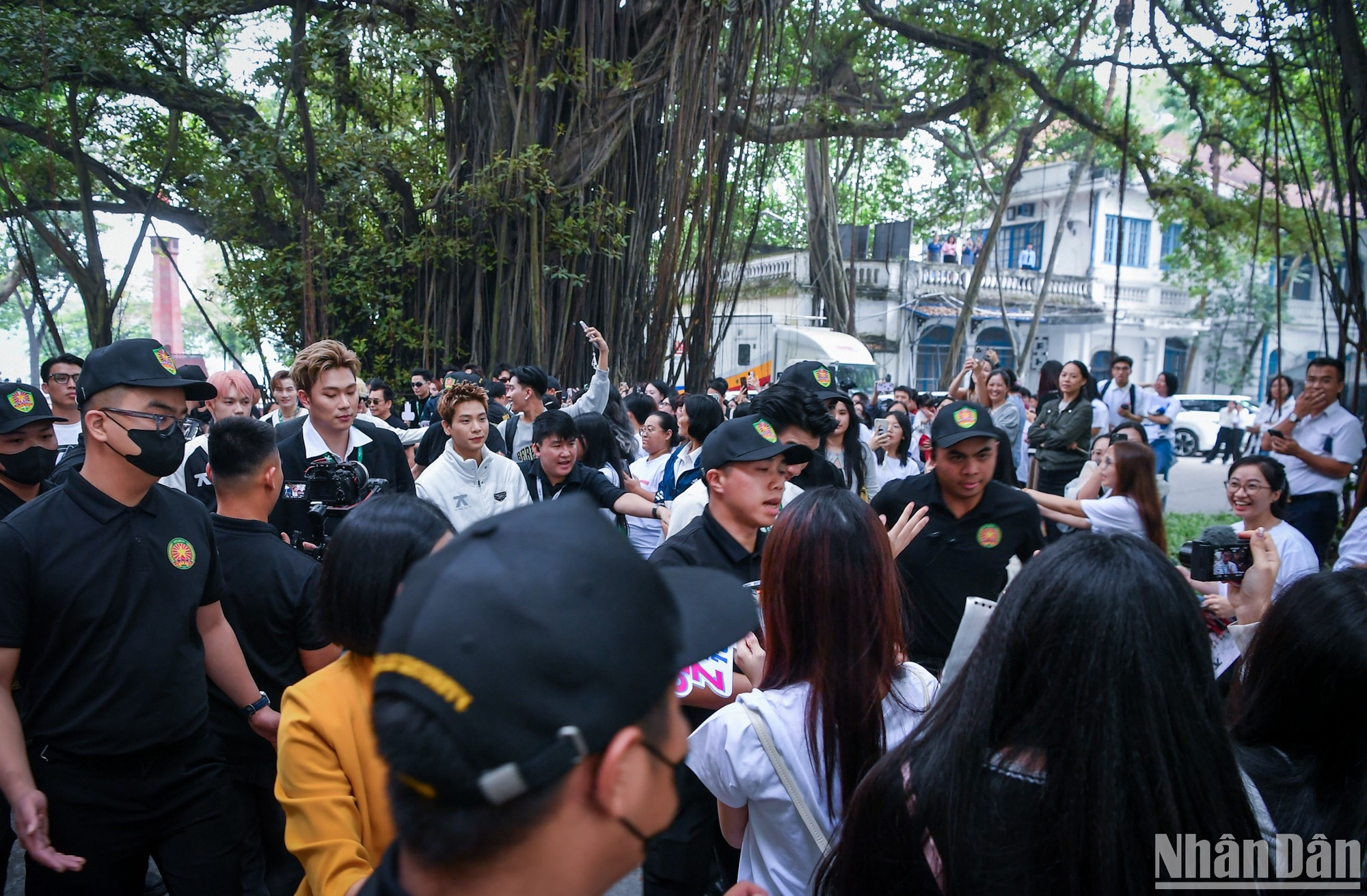 Trong tiếng reo hò của người hâm mộ, các nghệ sĩ gửi những lời chào đầu tiên. Trong tiếng reo hò của người hâm mộ, các nghệ sĩ gửi những lời chào đầu tiên.