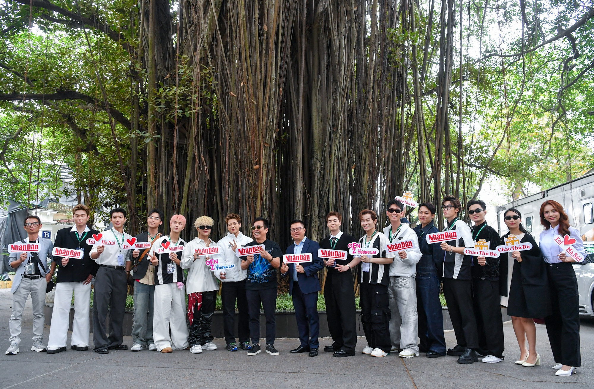 Các nghệ sĩ check-in tại gốc đa Báo Nhân Dân ở Trụ sở 71 Hàng Trống, Hoàn Kiếm, Hà Nội. Các nghệ sĩ check-in tại gốc đa Báo Nhân Dân ở Trụ sở 71 Hàng Trống, Hoàn Kiếm, Hà Nội.