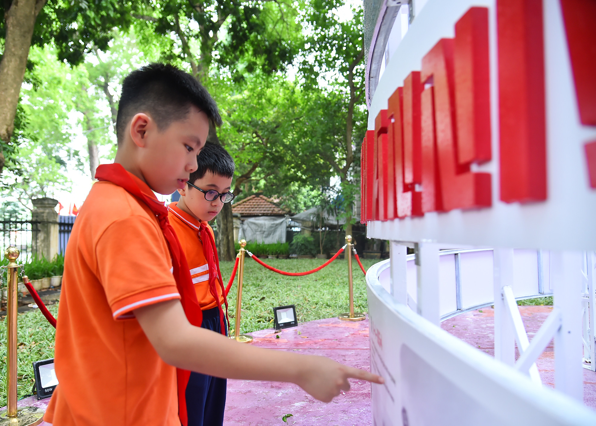 Dưới bức tranh panorama là diễn tiến chiến dịch với các thông tin trọng tâm được trình bày theo từng ngày cùng mã QR kết nối đến trang thông tin chi tiết.